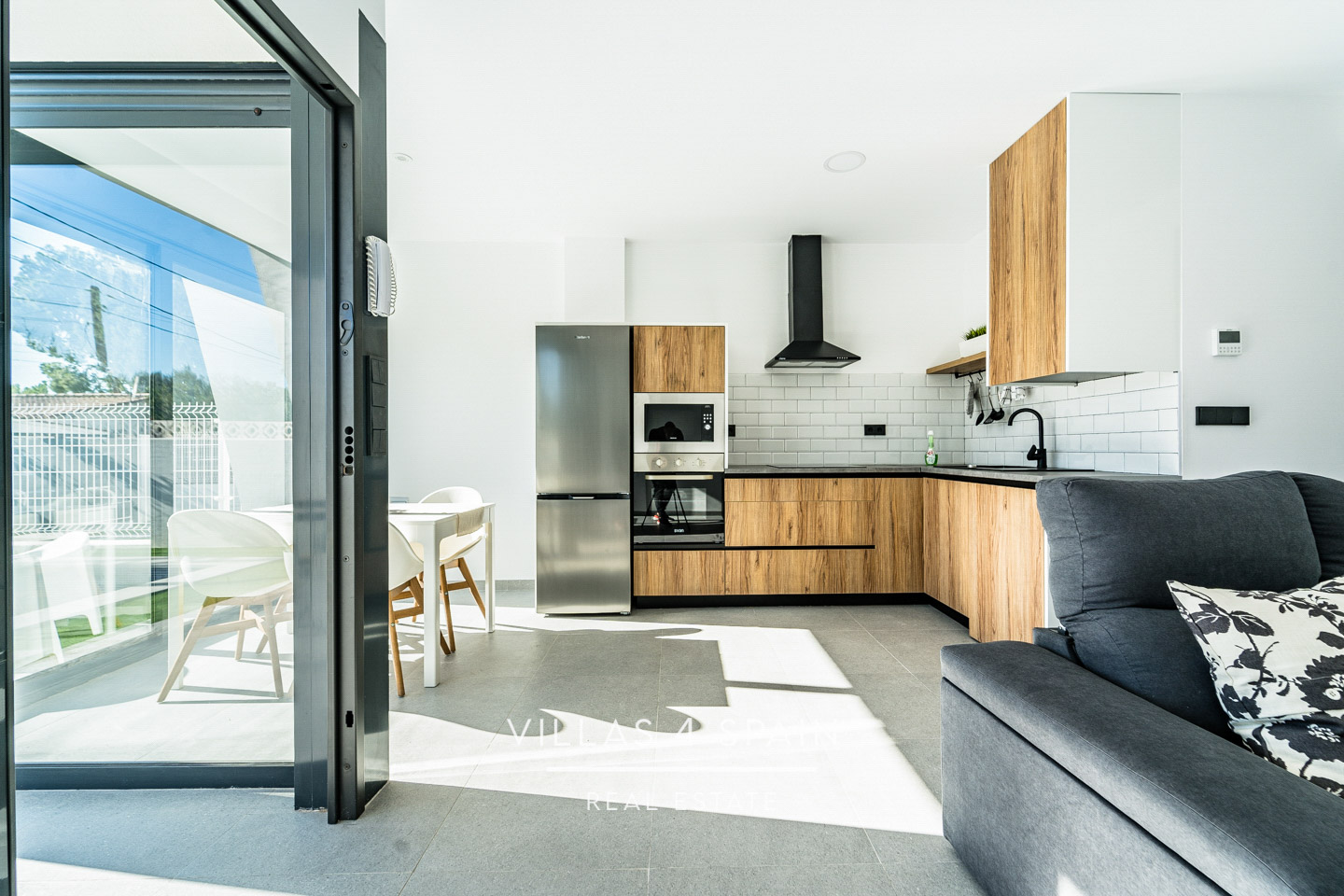 Resale - 2 Bedroom 2 Bathroom Corner Villa with Private Pool and parking - av. de la libertad - Murcia