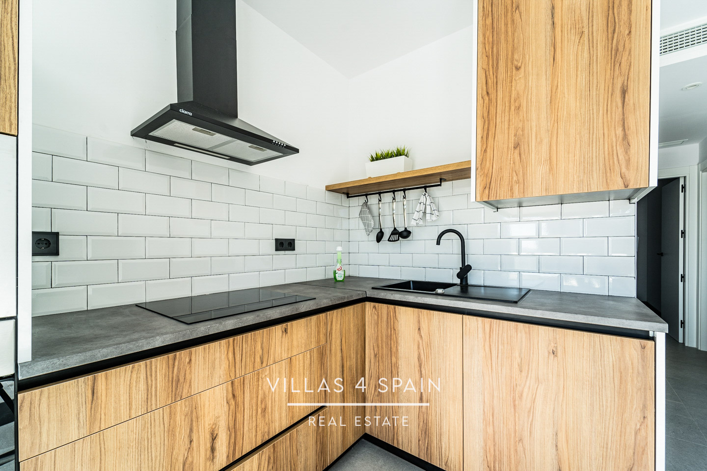 Resale - 2 Bedroom 2 Bathroom Corner Villa with Private Pool and parking - av. de la libertad - Murcia