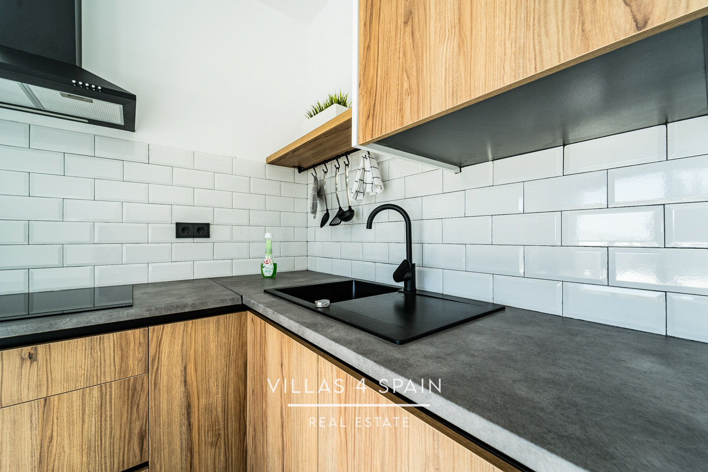 Resale - 2 Bedroom 2 Bathroom Corner Villa with Private Pool and parking - av. de la libertad - Murcia