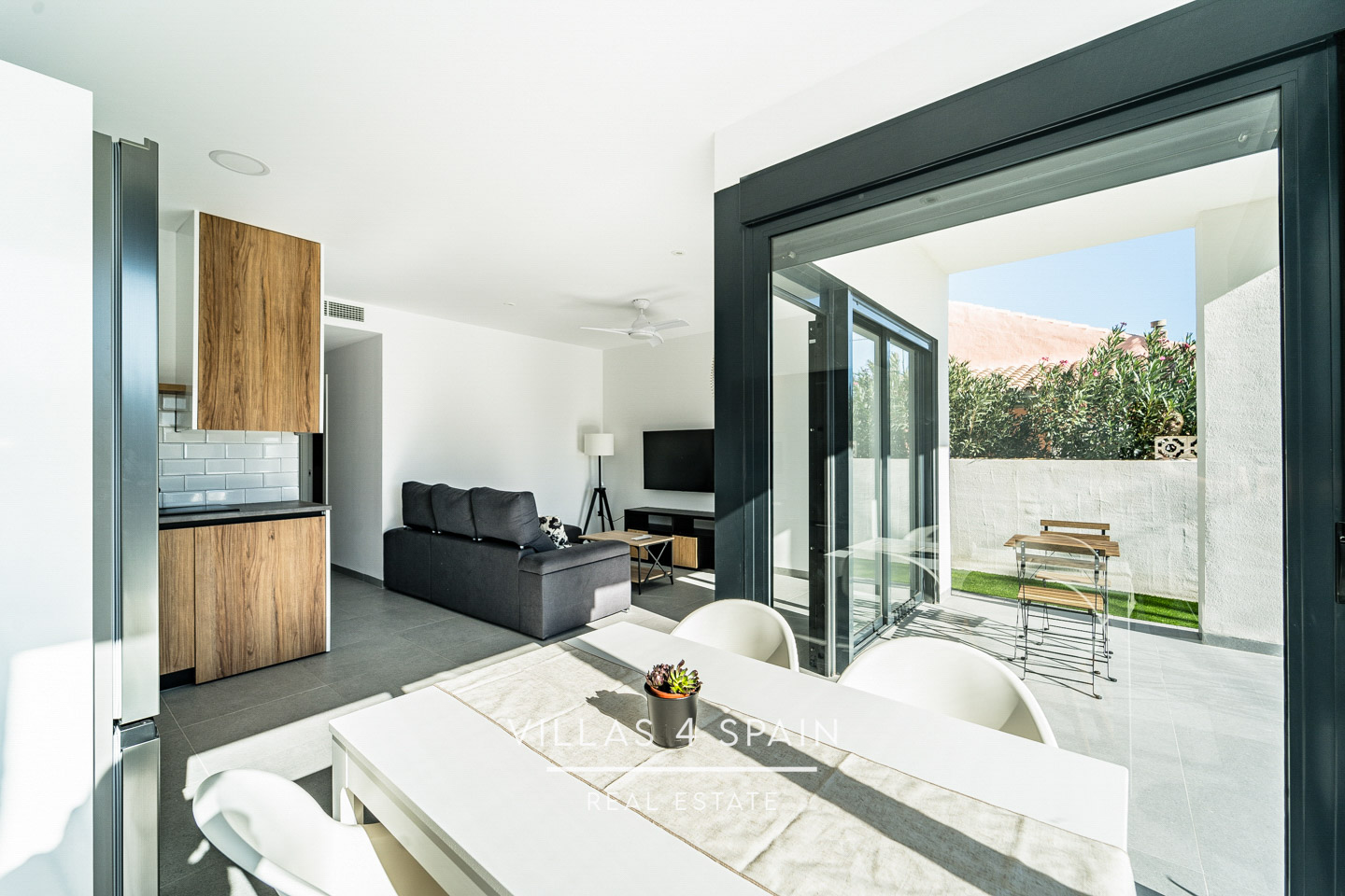 Resale - 2 Bedroom 2 Bathroom Corner Villa with Private Pool and parking - av. de la libertad - Murcia