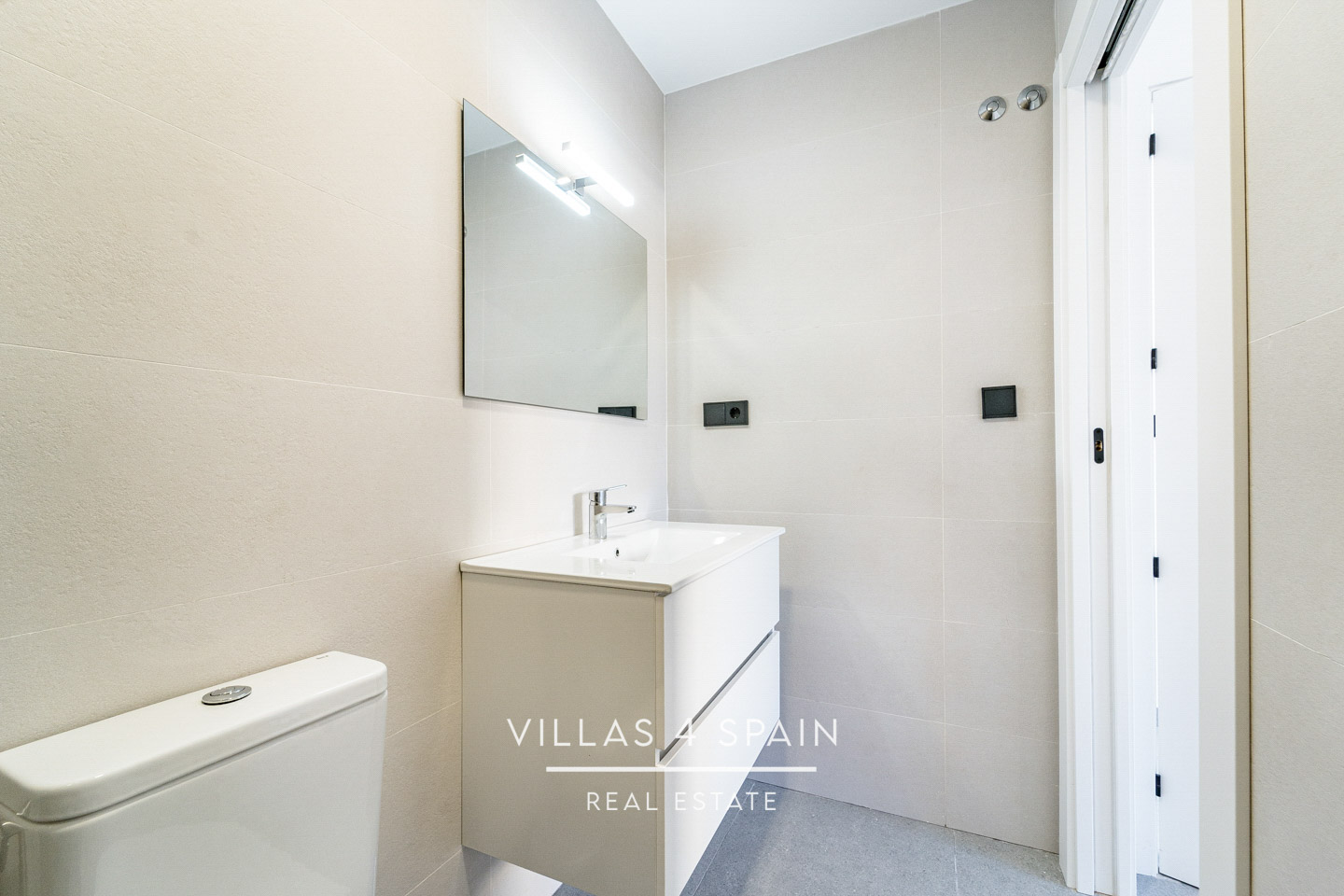 Resale - 2 Bedroom 2 Bathroom Corner Villa with Private Pool and parking - av. de la libertad - Murcia