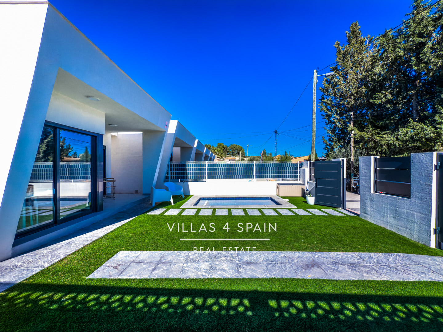 Resale - 2 Bedroom 2 Bathroom Corner Villa with Private Pool and parking - av. de la libertad - Murcia