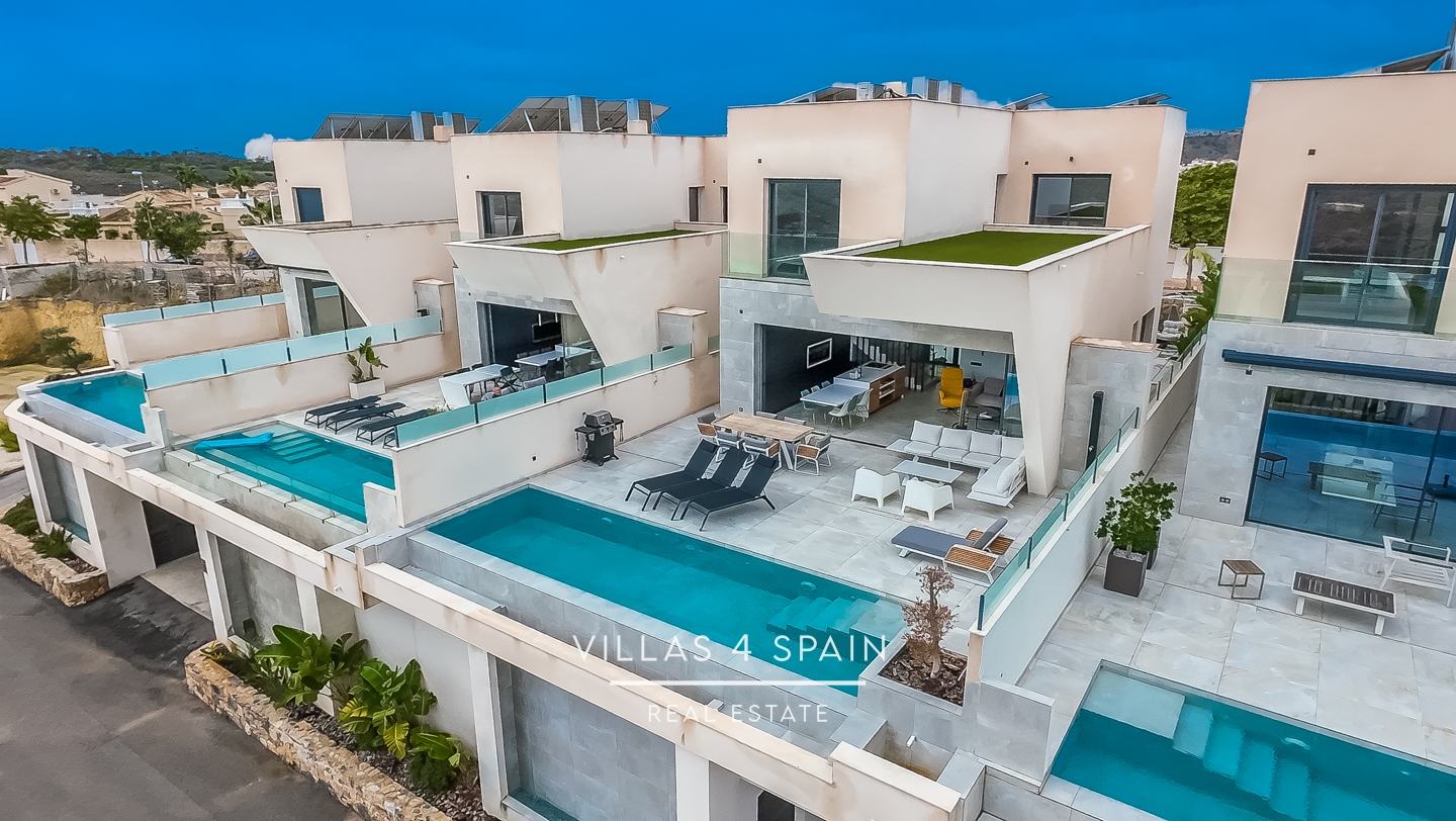 4 bed 5 bath villa with private pool in Ciudad Quesada with sea views