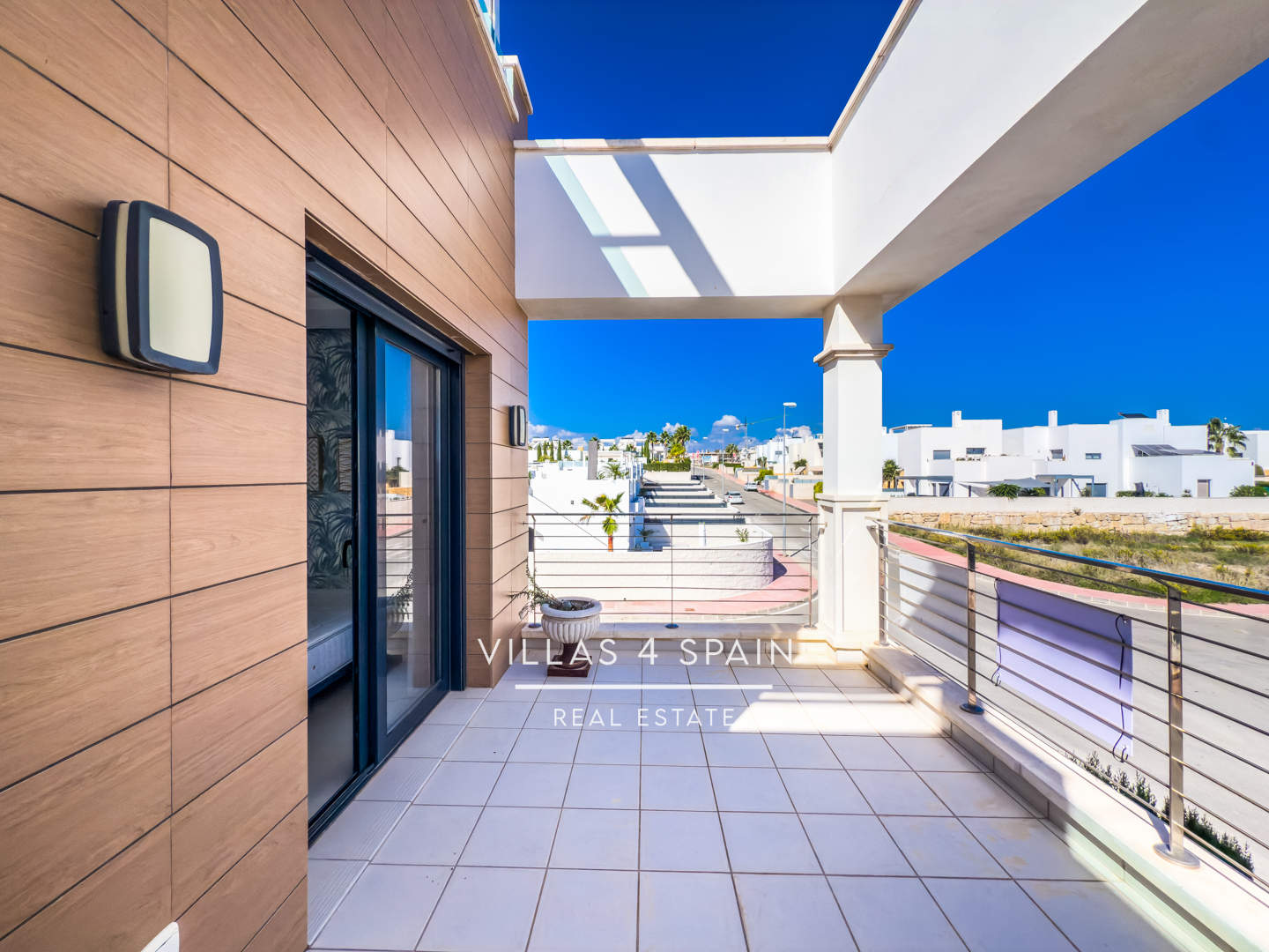 Resale - 3 Bedroom 3 Bathroom Corner Plot with Community Pool in Ciudad Quesada - Av. del Salvador - Alicante Resale - 3 Bedroom 3 Bathroom Corner Plot with Community Pool in Ciudad Quesada - Av. del Salvador - Alicante