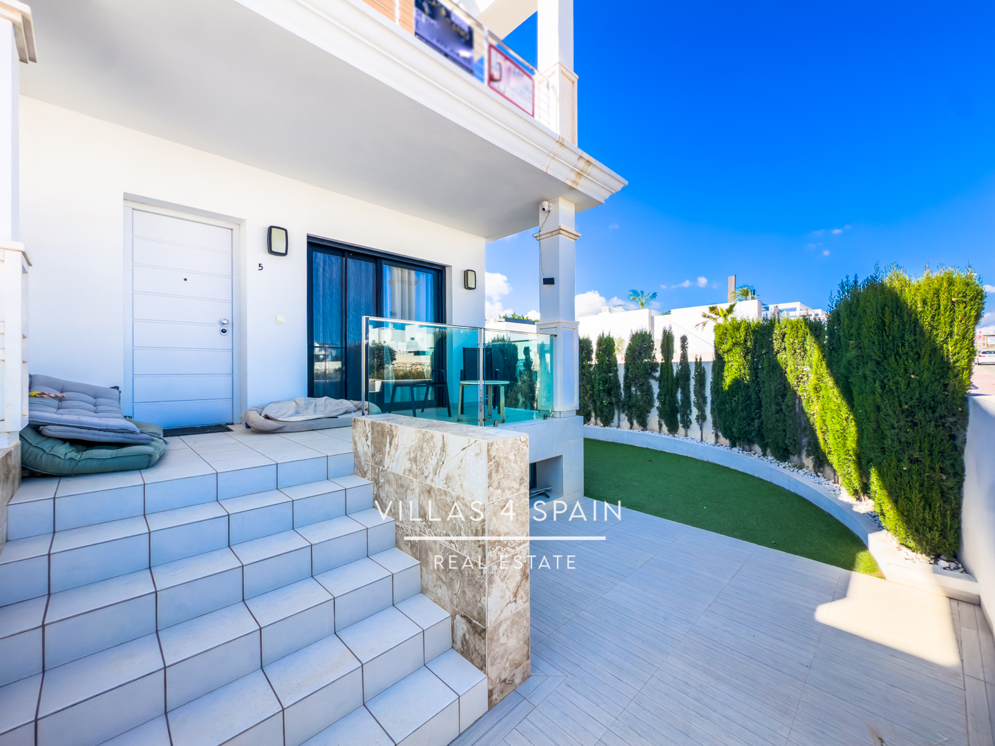 Resale - 3 Bedroom 3 Bathroom Corner Plot with Community Pool in Ciudad Quesada - Av. del Salvador - Alicante Resale - 3 Bedroom 3 Bathroom Corner Plot with Community Pool in Ciudad Quesada - Av. del Salvador - Alicante