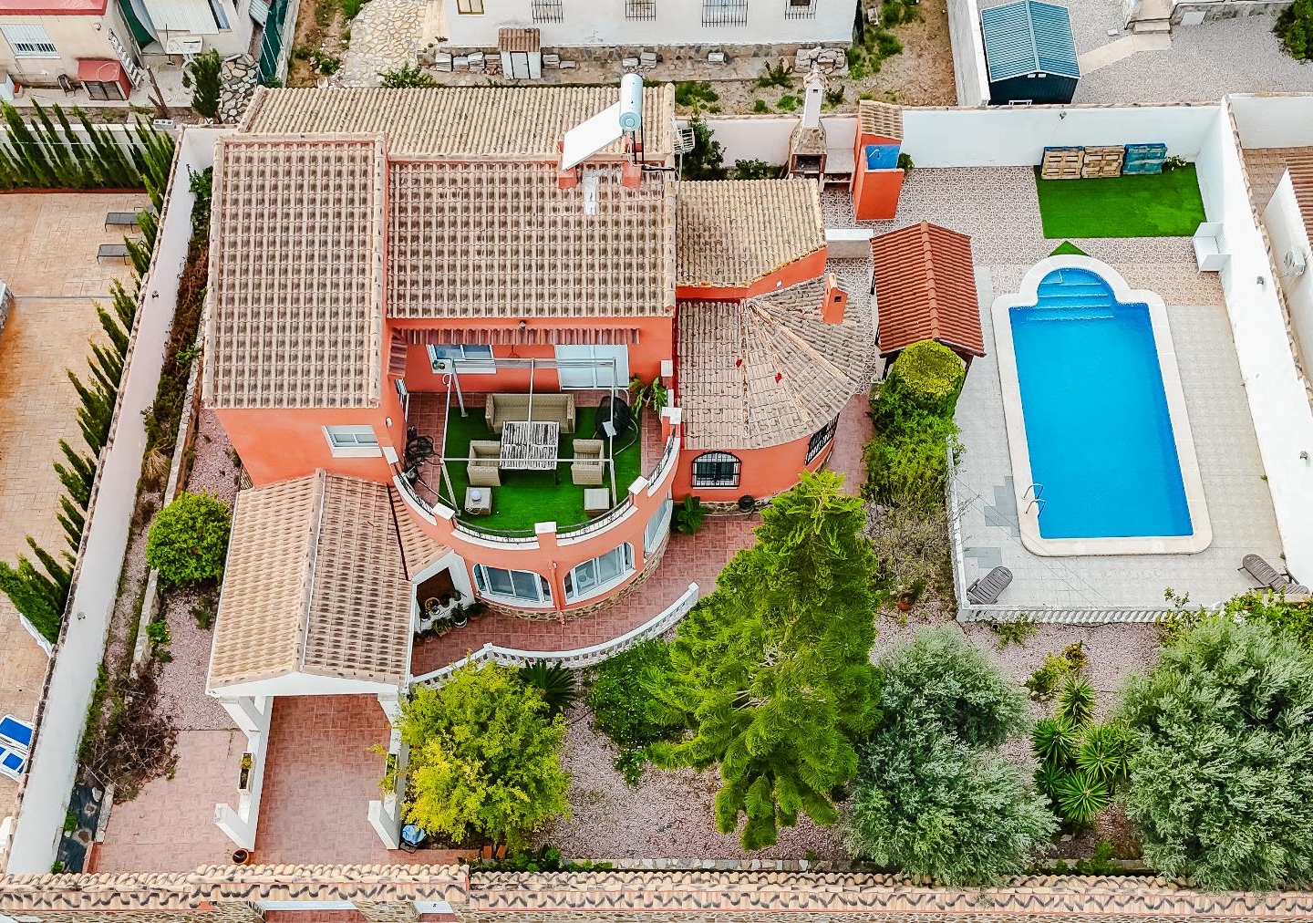 6 Bedroom 3 Bathroom Chalet in Torrevieja