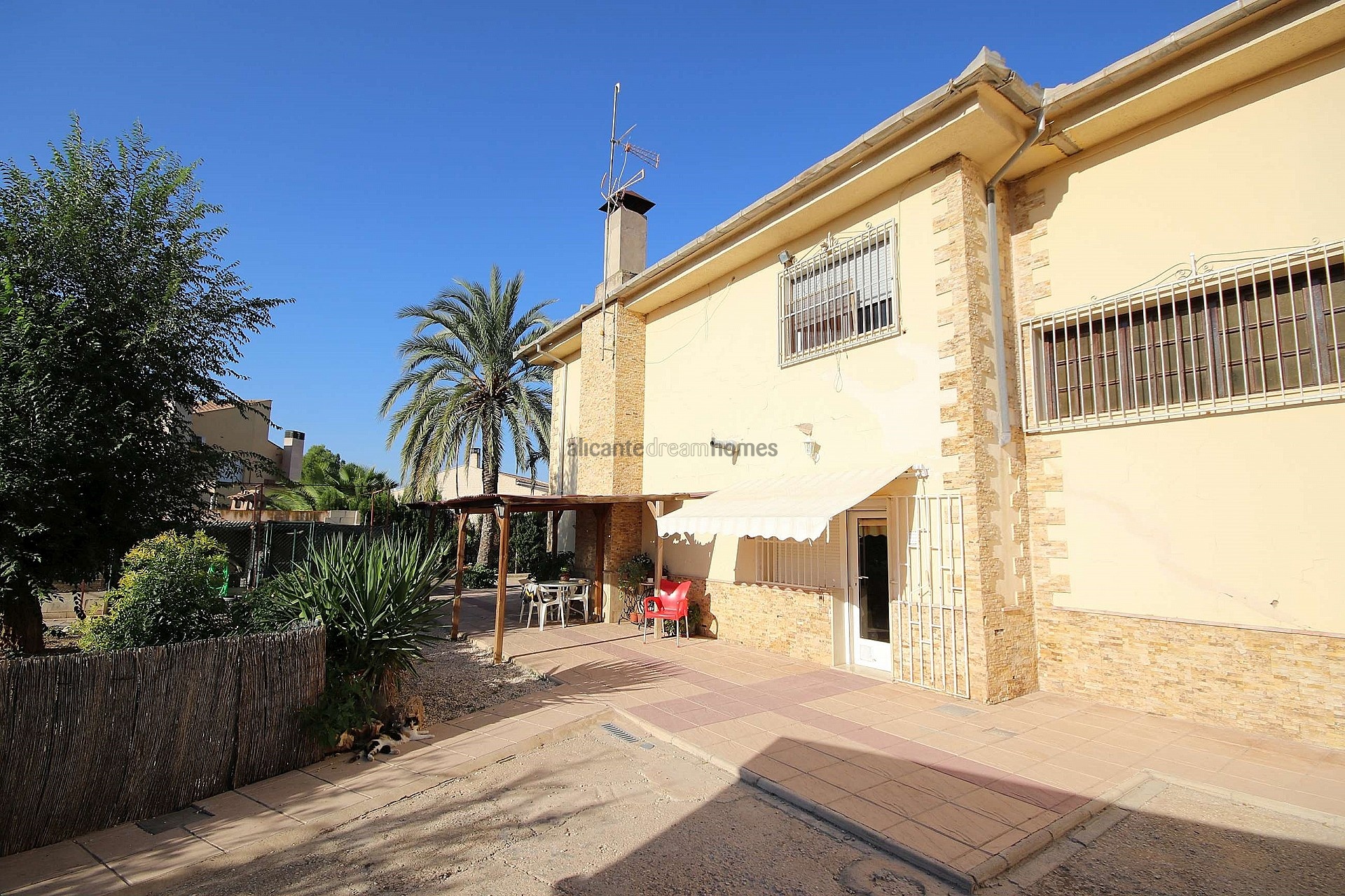 Resale - 9 Bedroom 4 Bathroom Villa in Monóvar -  - Alicante