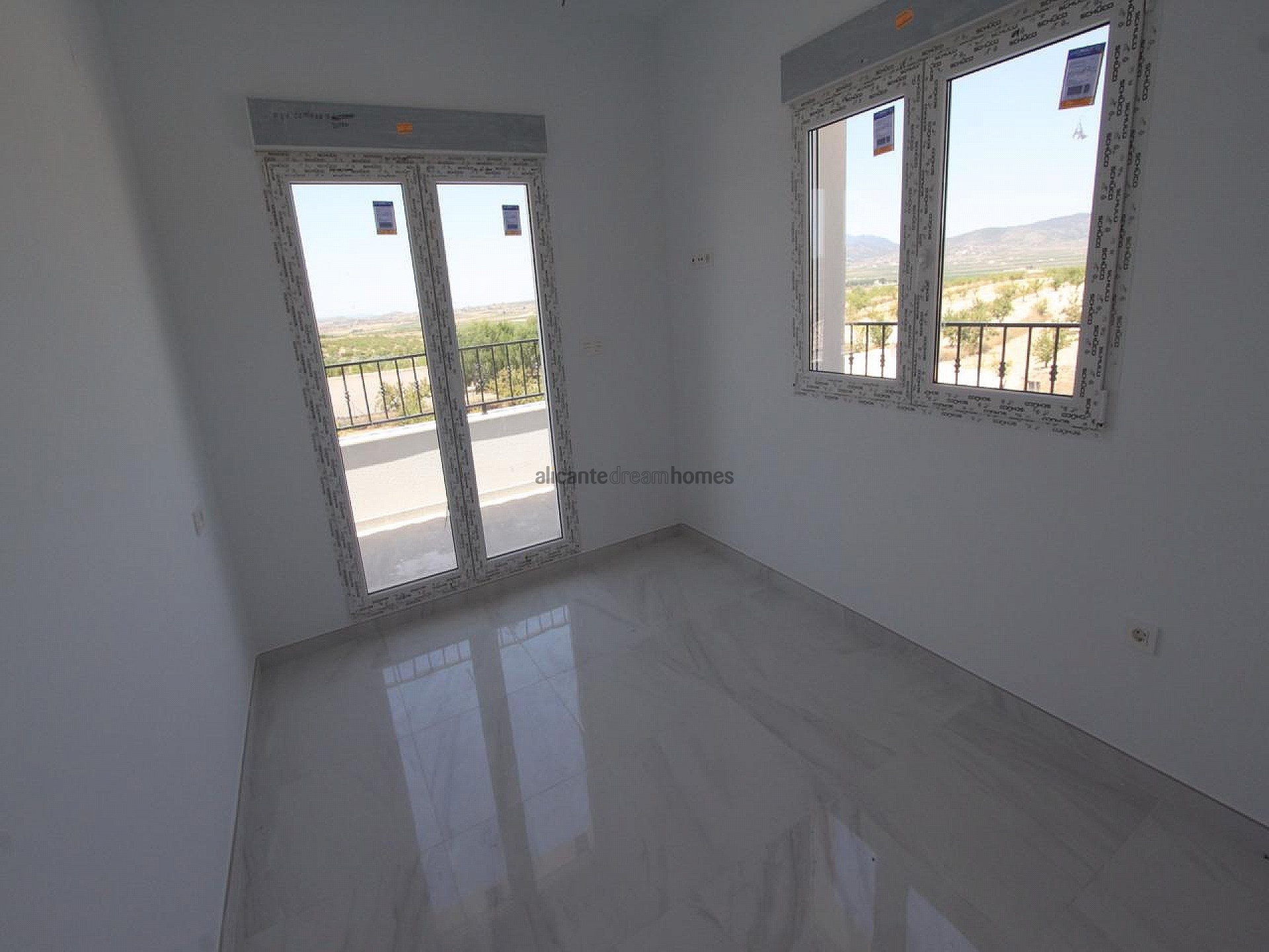Resale - 4 Bedroom 3 Bathroom Villa in Pinoso -  - Alicante