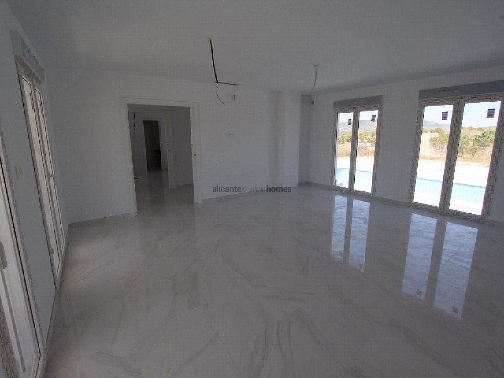 Resale - 4 Bedroom 3 Bathroom Villa in Pinoso -  - Alicante