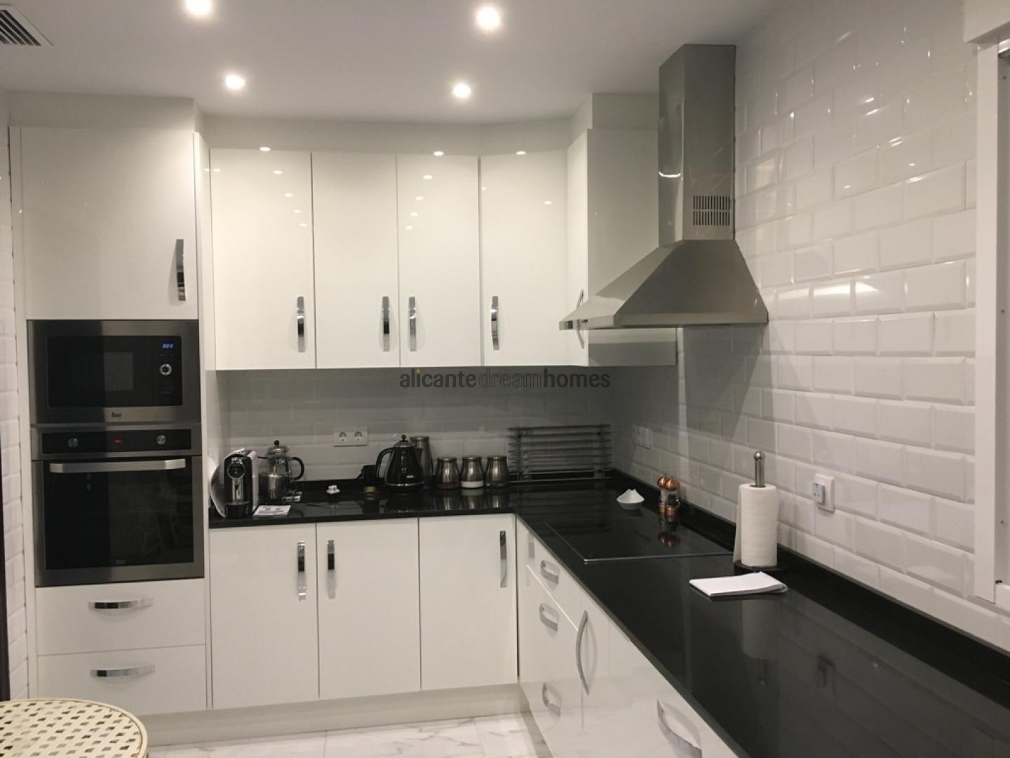 Resale - 3 Bedroom 2 Bathroom Villa in Pinoso -  - Alicante