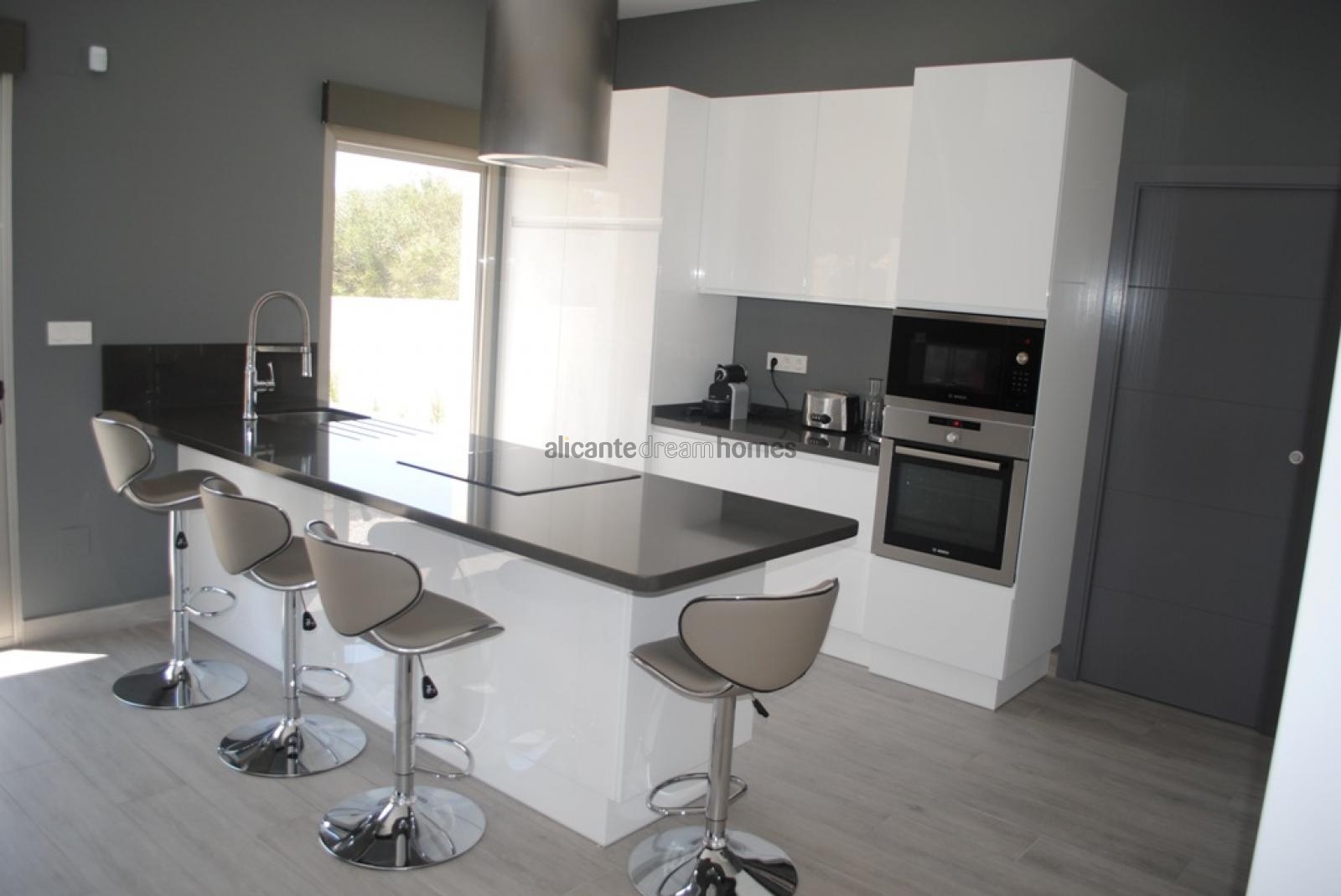 Resale - 3 Bedroom 2 Bathroom Villa in Pinoso -  - Alicante