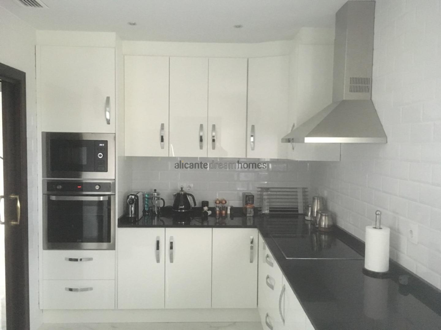 Resale - 3 Bedroom 2 Bathroom Villa in Pinoso -  - Alicante