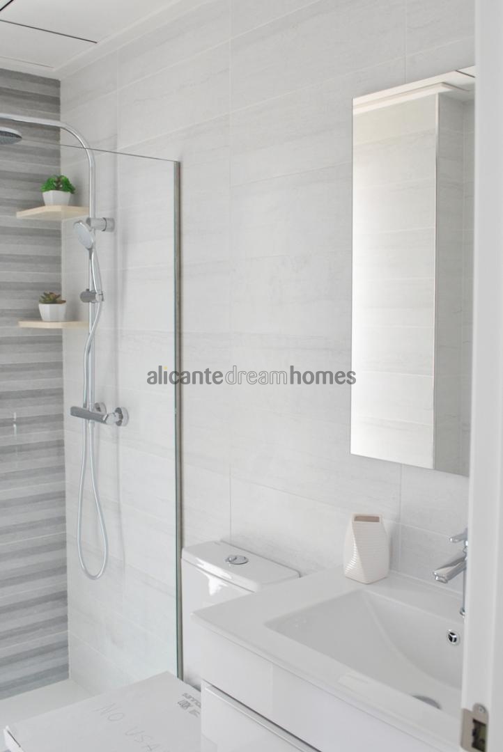 Resale - 3 Bedroom 2 Bathroom Villa in Pinoso -  - Alicante