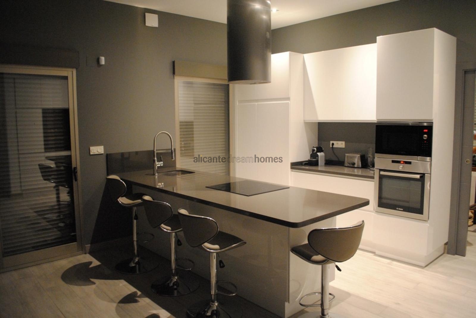 Resale - 3 Bedroom 2 Bathroom Villa in Pinoso -  - Alicante