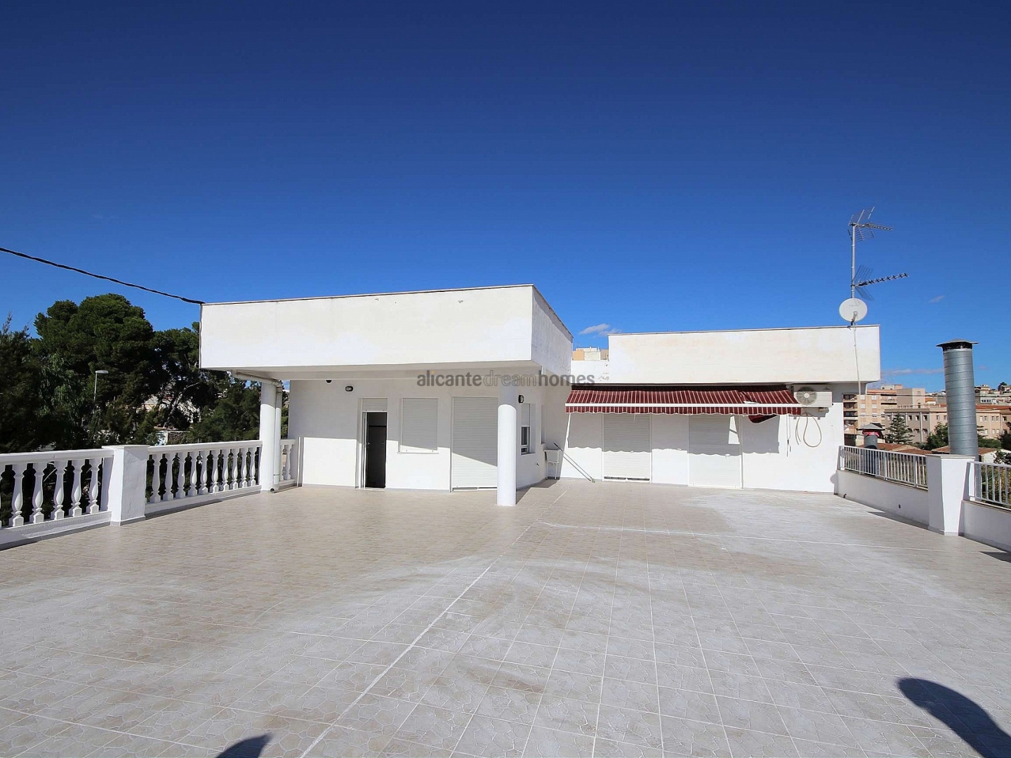 4 Bedroom 5 Bathroom Commercial in Monóvar