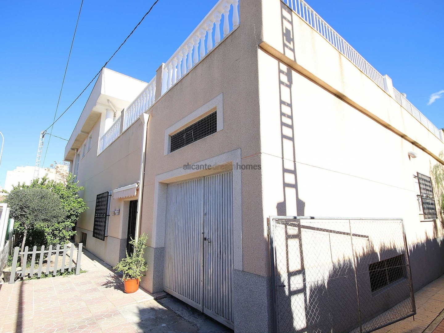 4 Bedroom 5 Bathroom Commercial in Monóvar