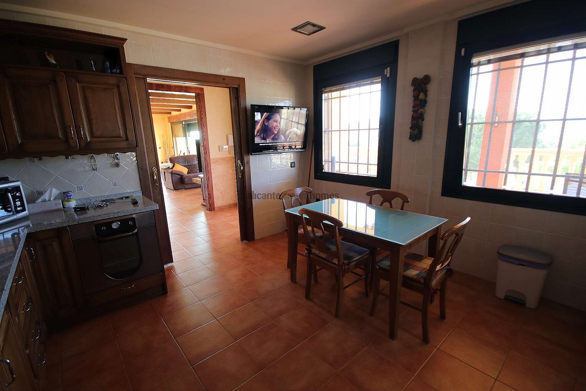 Resale - 4 Bedroom 2 Bathroom Villa in Petrer -  - Alicante