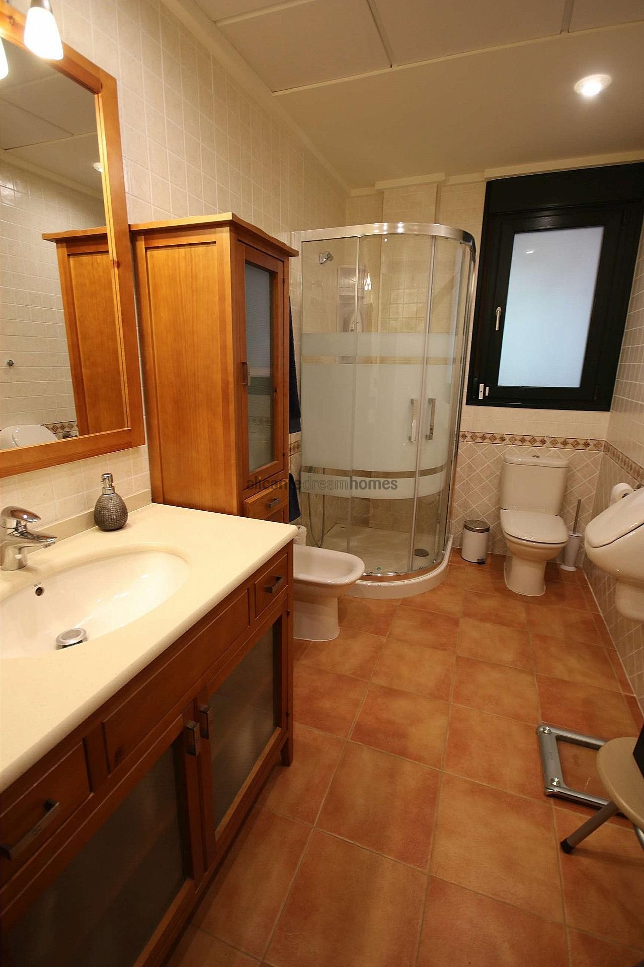 Resale - 4 Bedroom 2 Bathroom Villa in Petrer -  - Alicante