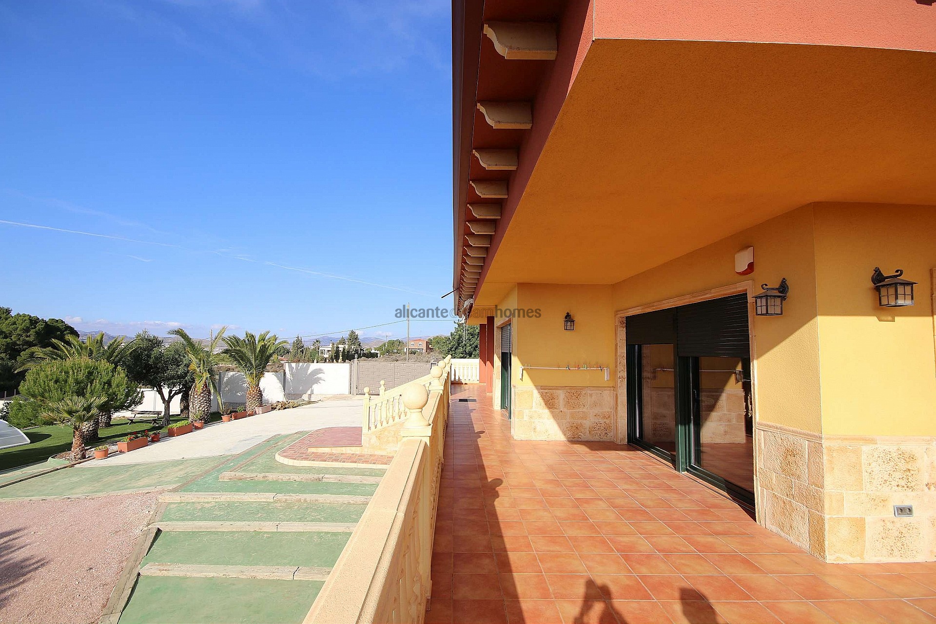 Resale - 4 Bedroom 2 Bathroom Villa in Petrer -  - Alicante