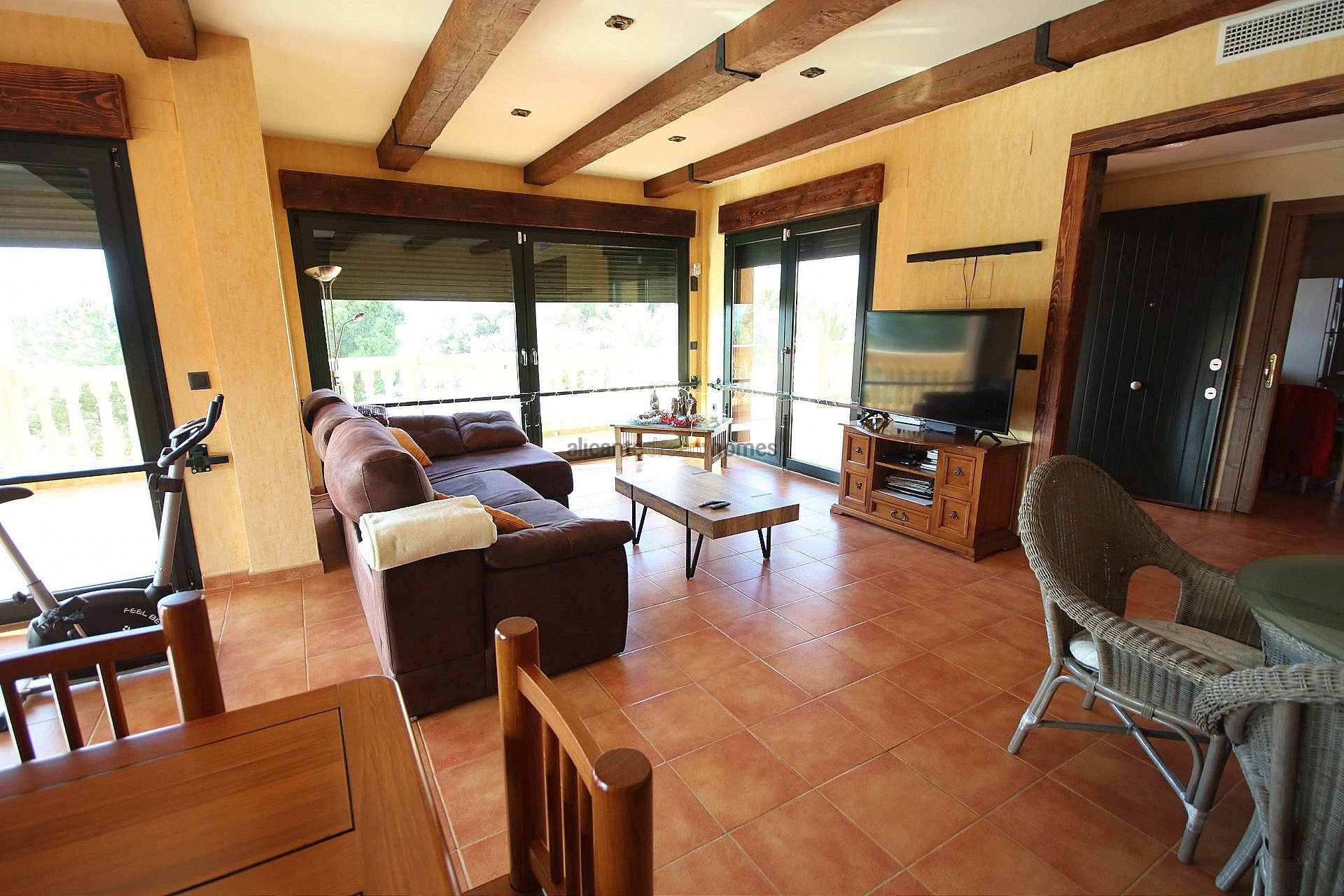 Resale - 4 Bedroom 2 Bathroom Villa in Petrer -  - Alicante