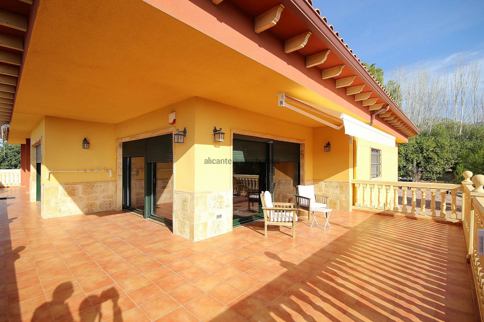 Resale - 4 Bedroom 2 Bathroom Villa in Petrer -  - Alicante