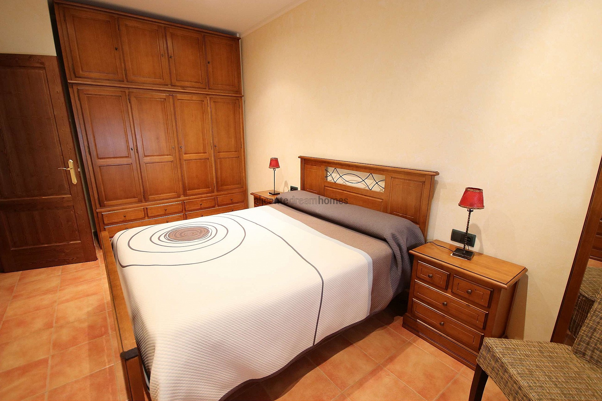 Resale - 4 Bedroom 2 Bathroom Villa in Petrer -  - Alicante