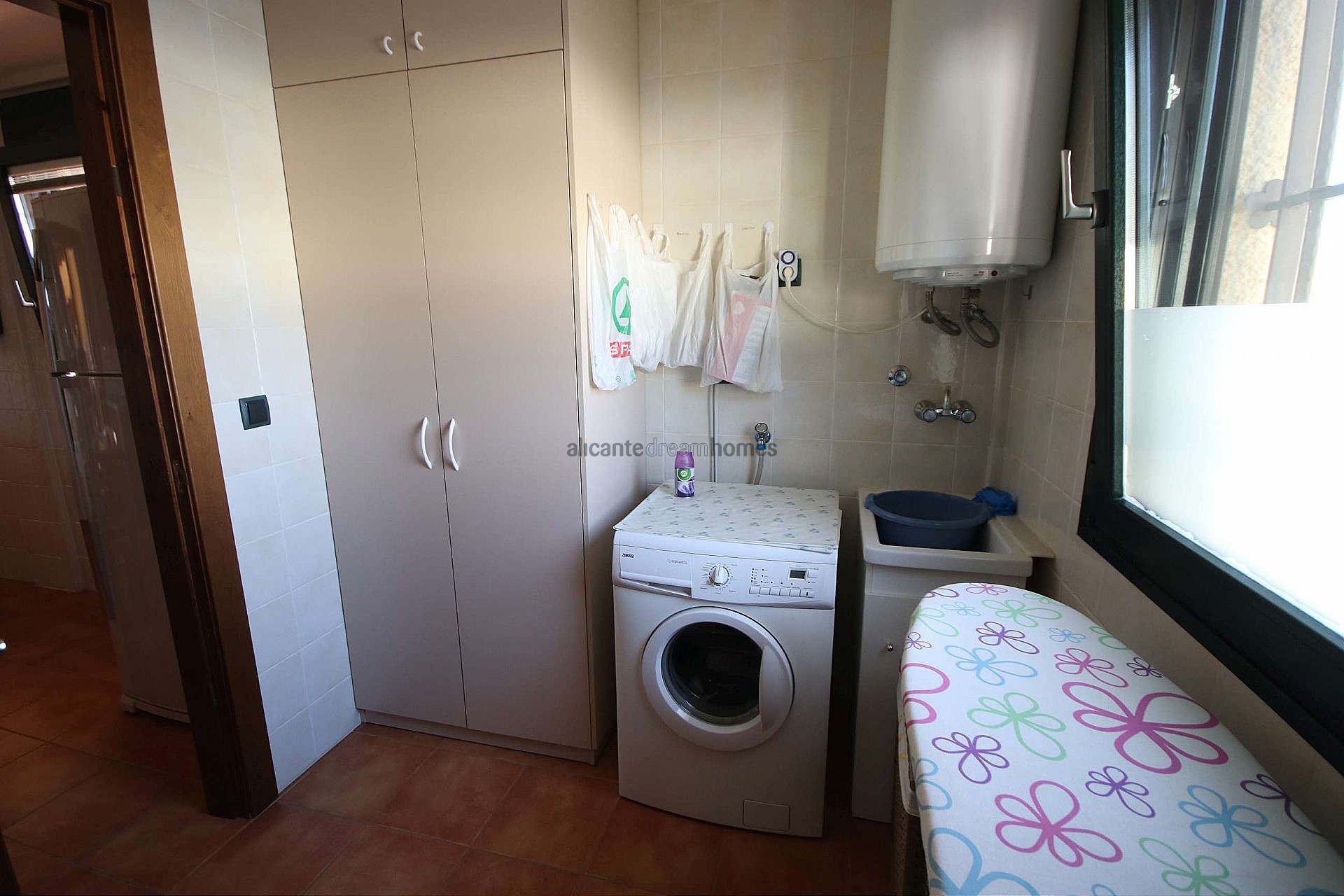 Resale - 4 Bedroom 2 Bathroom Villa in Petrer -  - Alicante