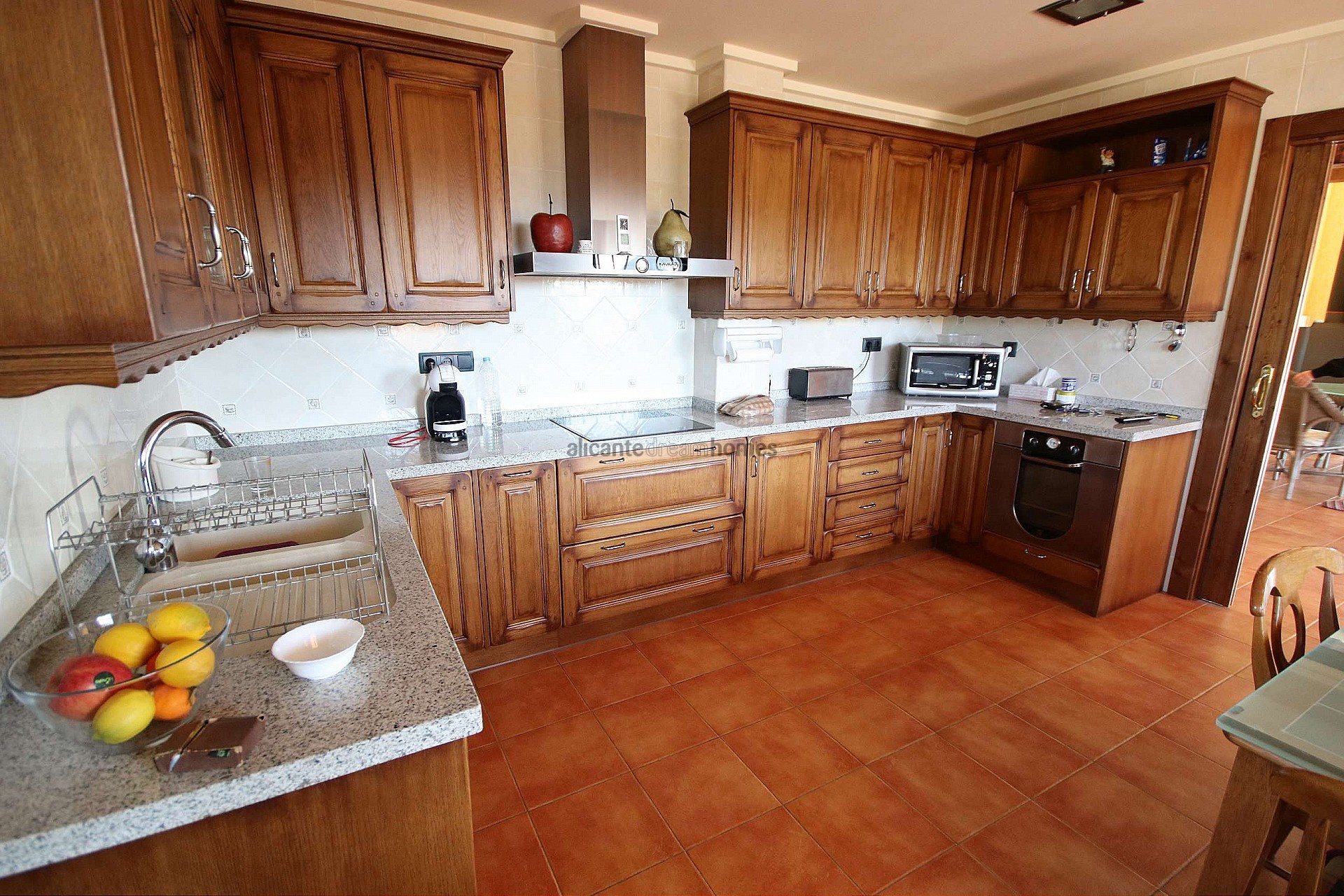 Resale - 4 Bedroom 2 Bathroom Villa in Petrer -  - Alicante
