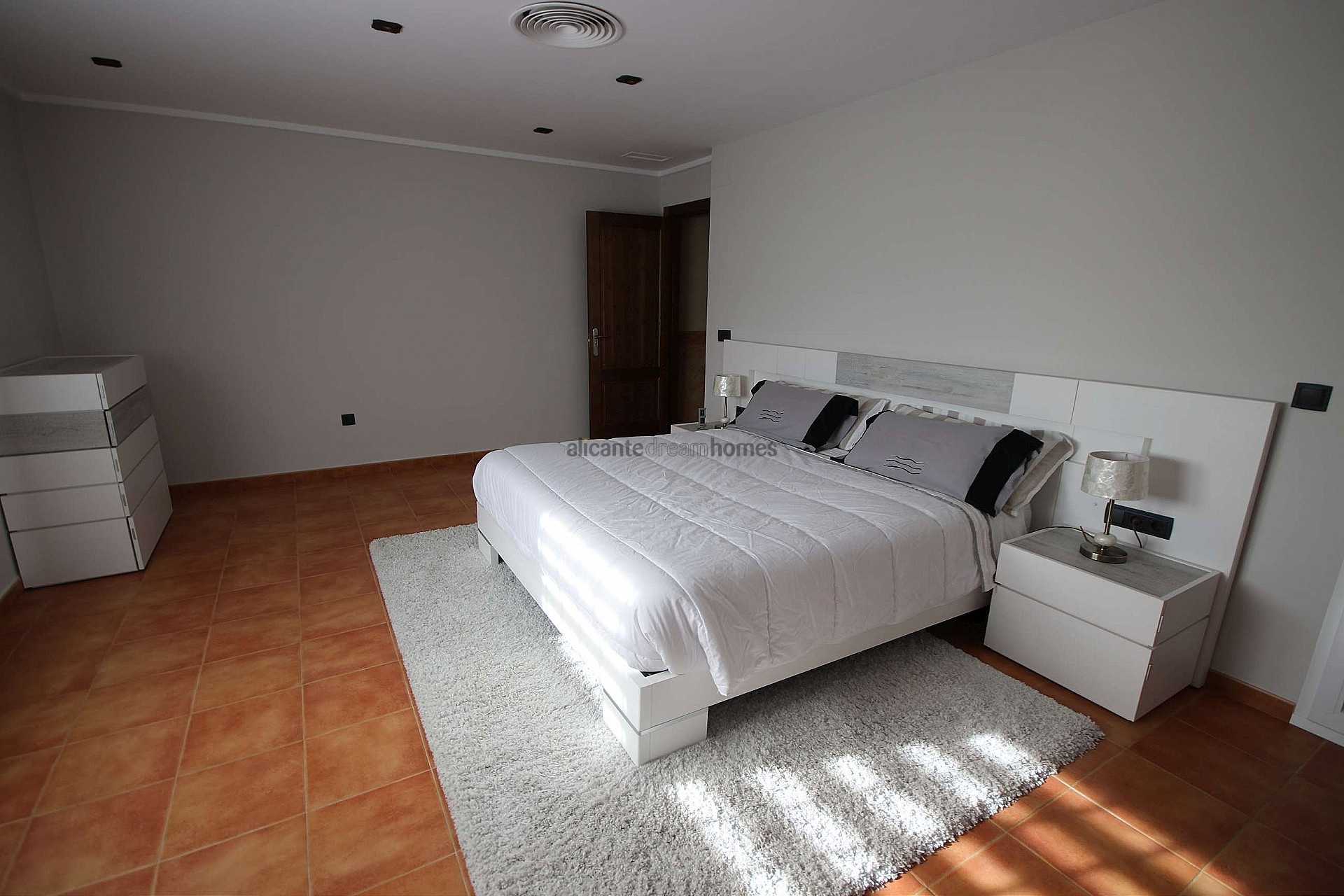 Resale - 4 Bedroom 2 Bathroom Villa in Petrer -  - Alicante