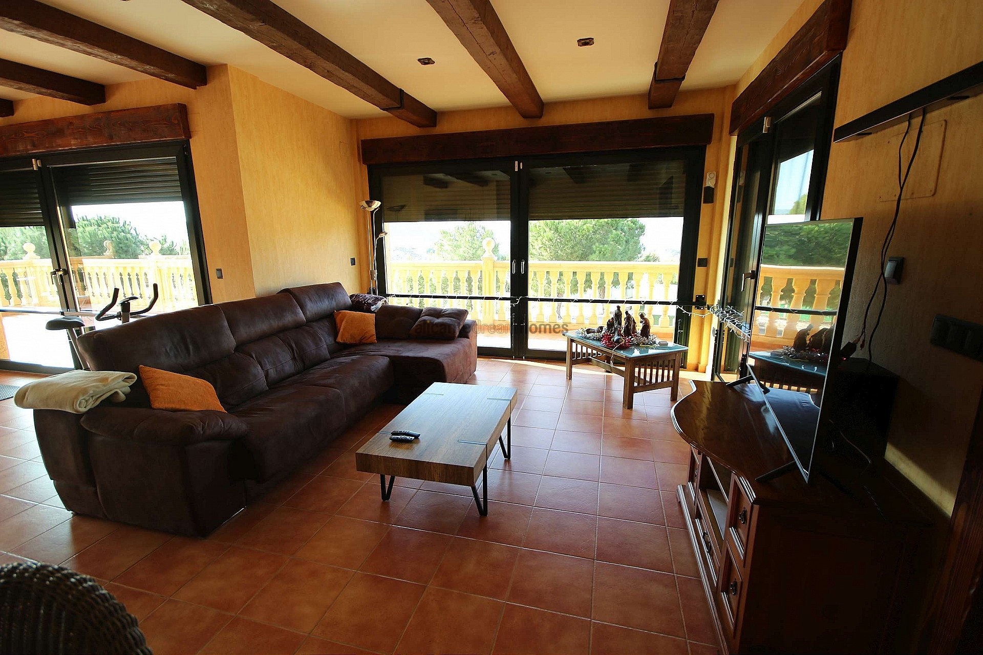 Resale - 4 Bedroom 2 Bathroom Villa in Petrer -  - Alicante