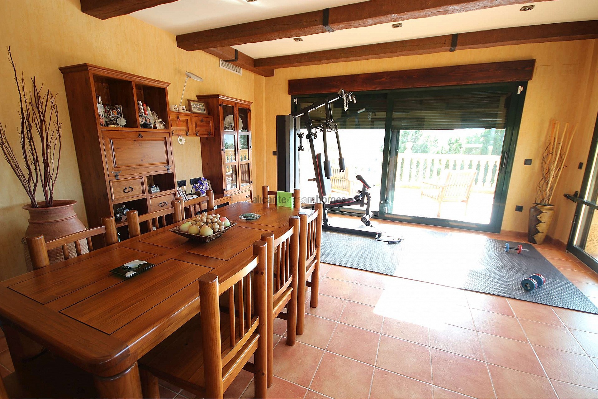 Resale - 4 Bedroom 2 Bathroom Villa in Petrer -  - Alicante