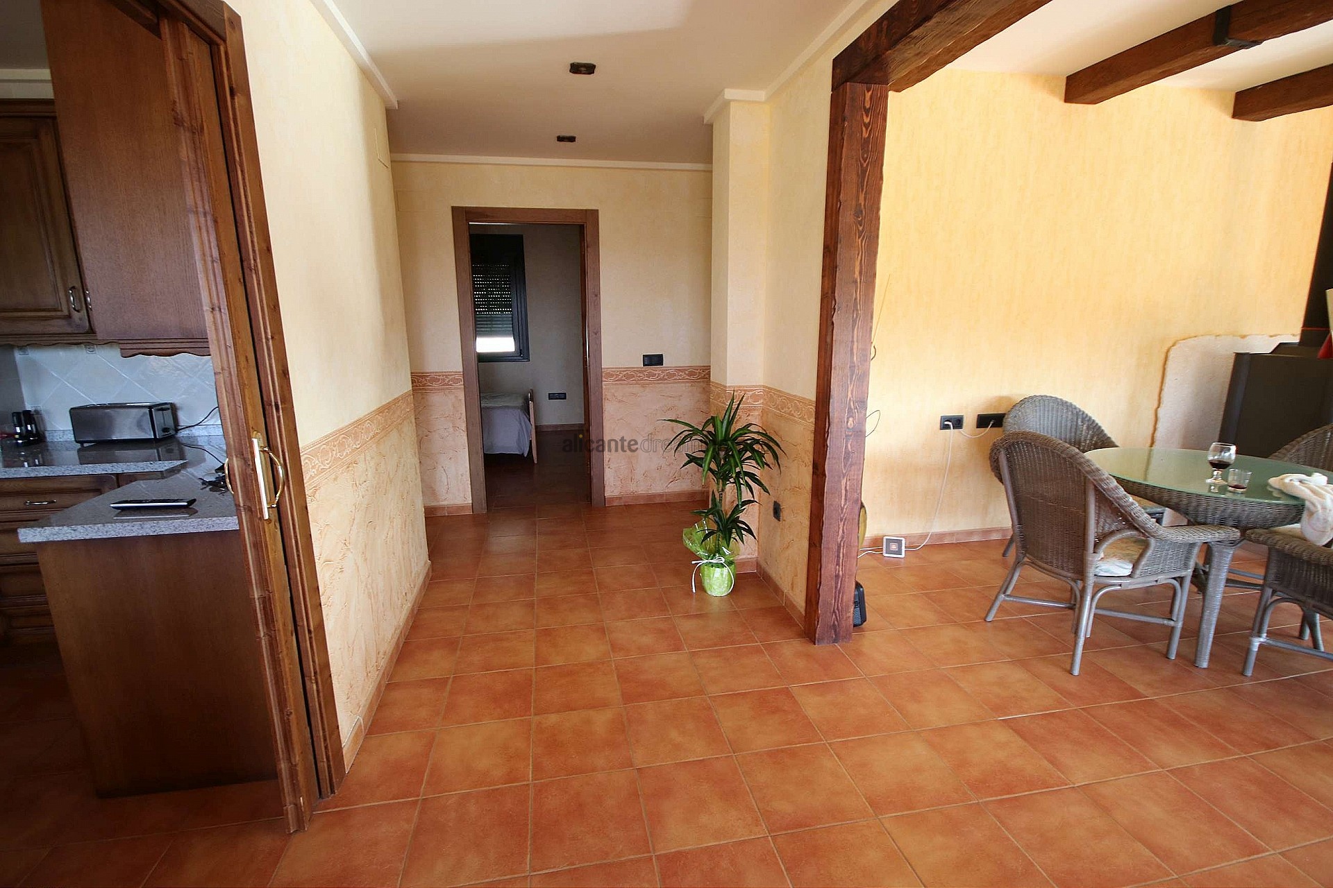 Resale - 4 Bedroom 2 Bathroom Villa in Petrer -  - Alicante