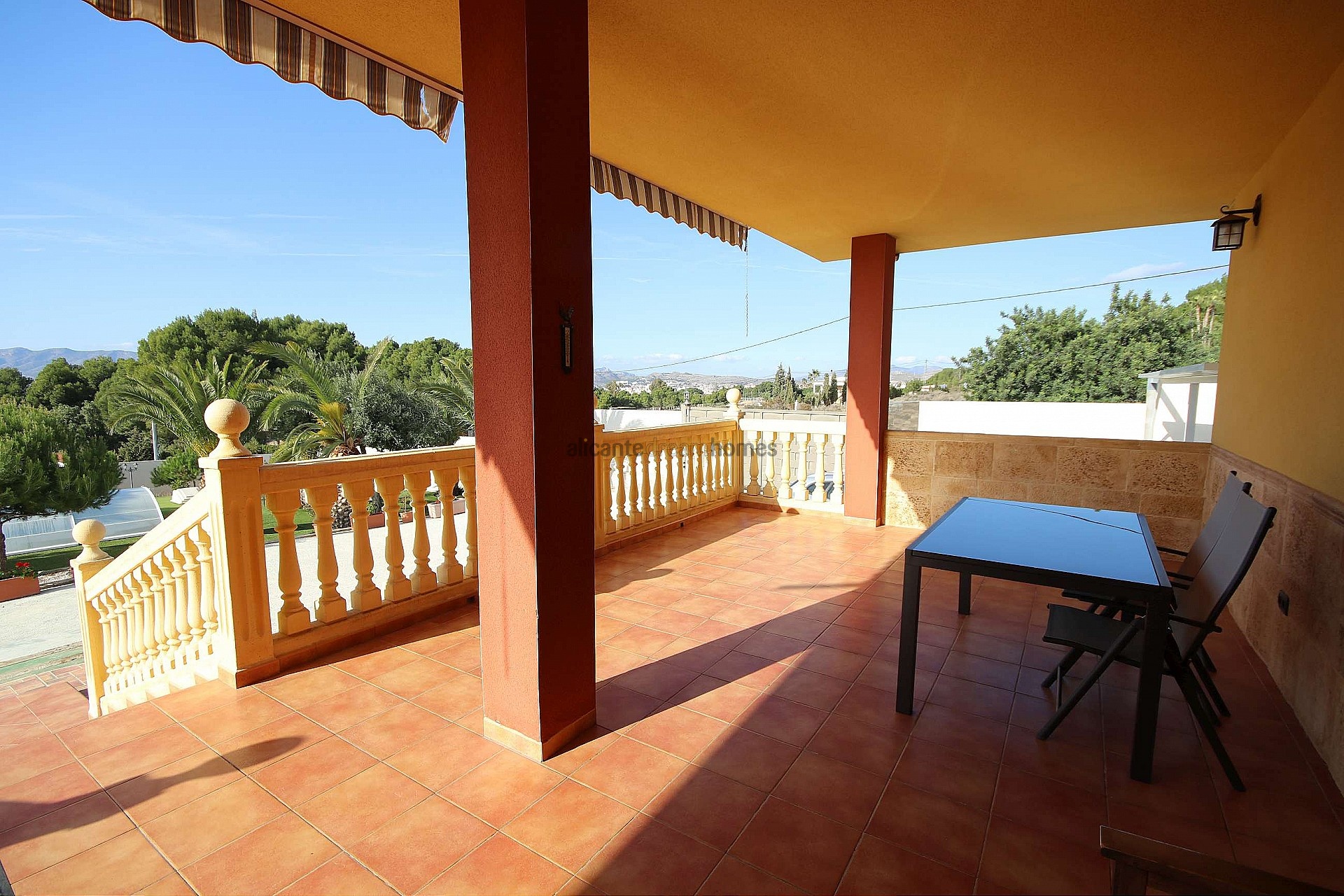 Resale - 4 Bedroom 2 Bathroom Villa in Petrer -  - Alicante
