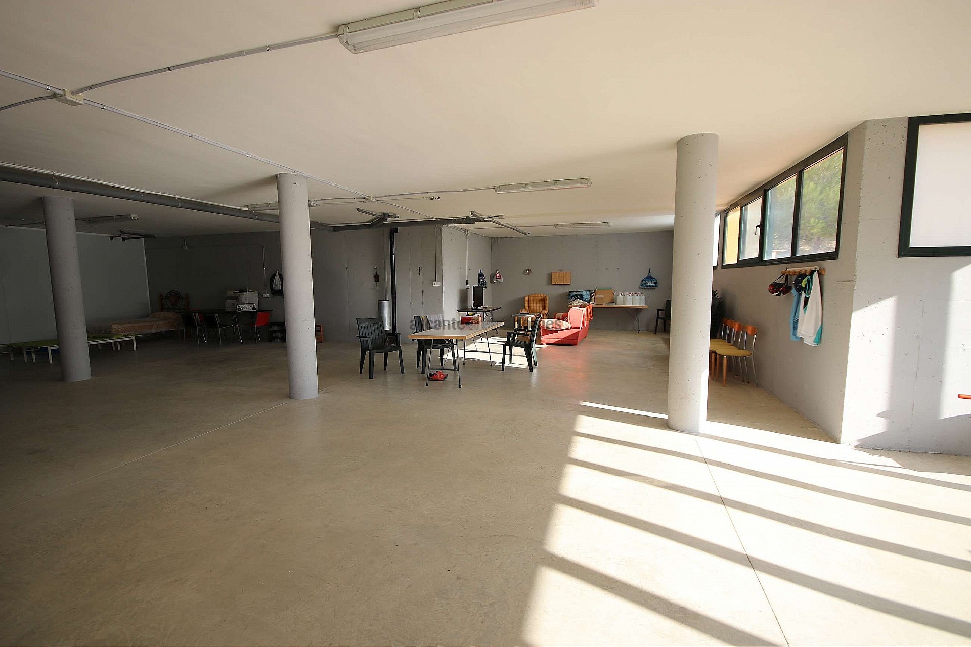 Resale - 4 Bedroom 2 Bathroom Villa in Petrer -  - Alicante