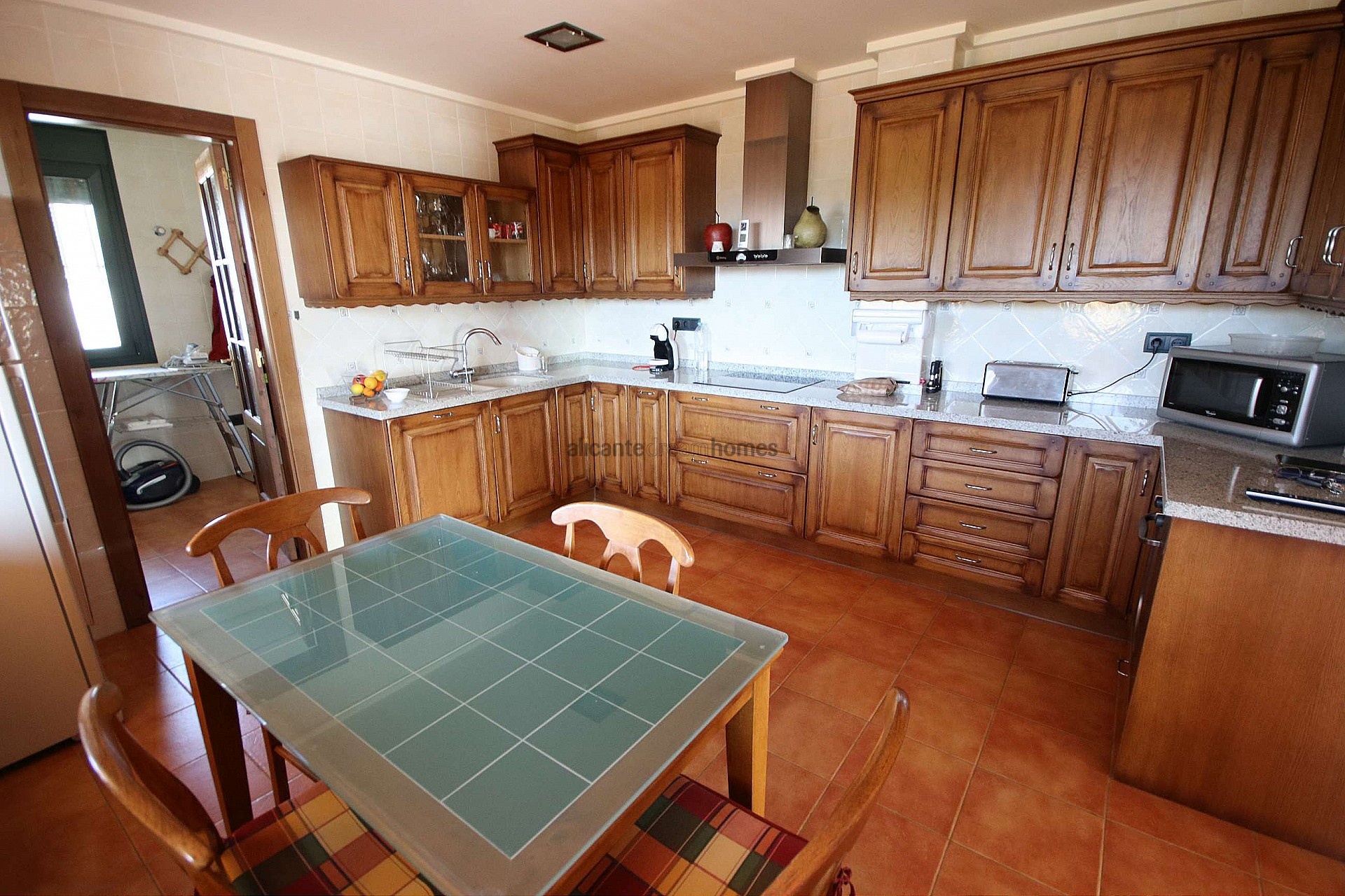Resale - 4 Bedroom 2 Bathroom Villa in Petrer -  - Alicante