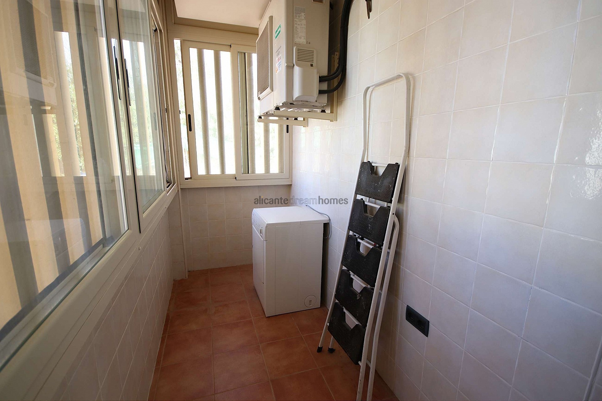 Resale - 4 Bedroom 2 Bathroom Villa in Petrer -  - Alicante