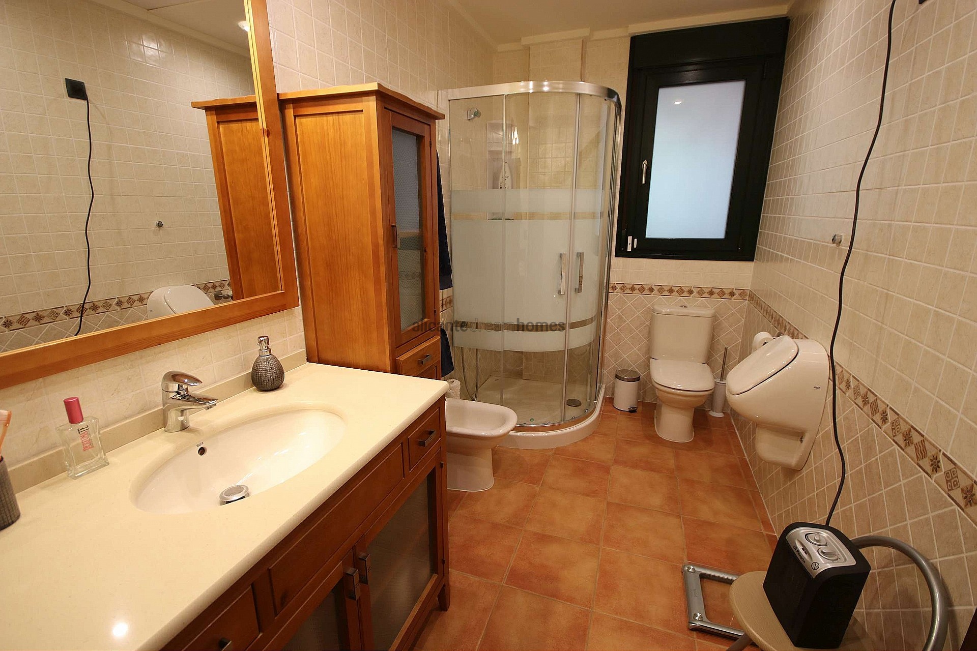 Resale - 4 Bedroom 2 Bathroom Villa in Petrer -  - Alicante