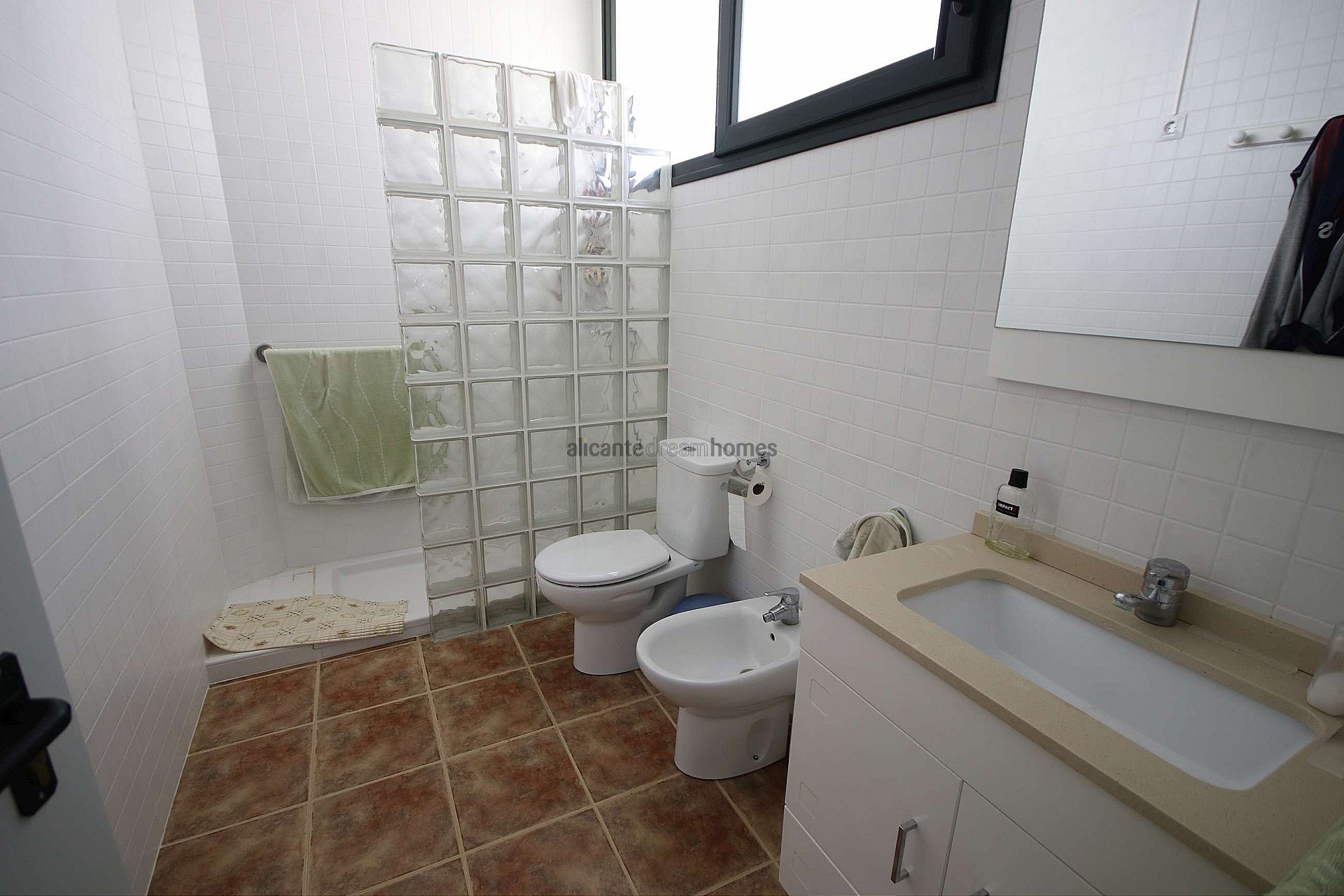 Resale - 4 Bedroom 2 Bathroom Villa in Petrer -  - Alicante