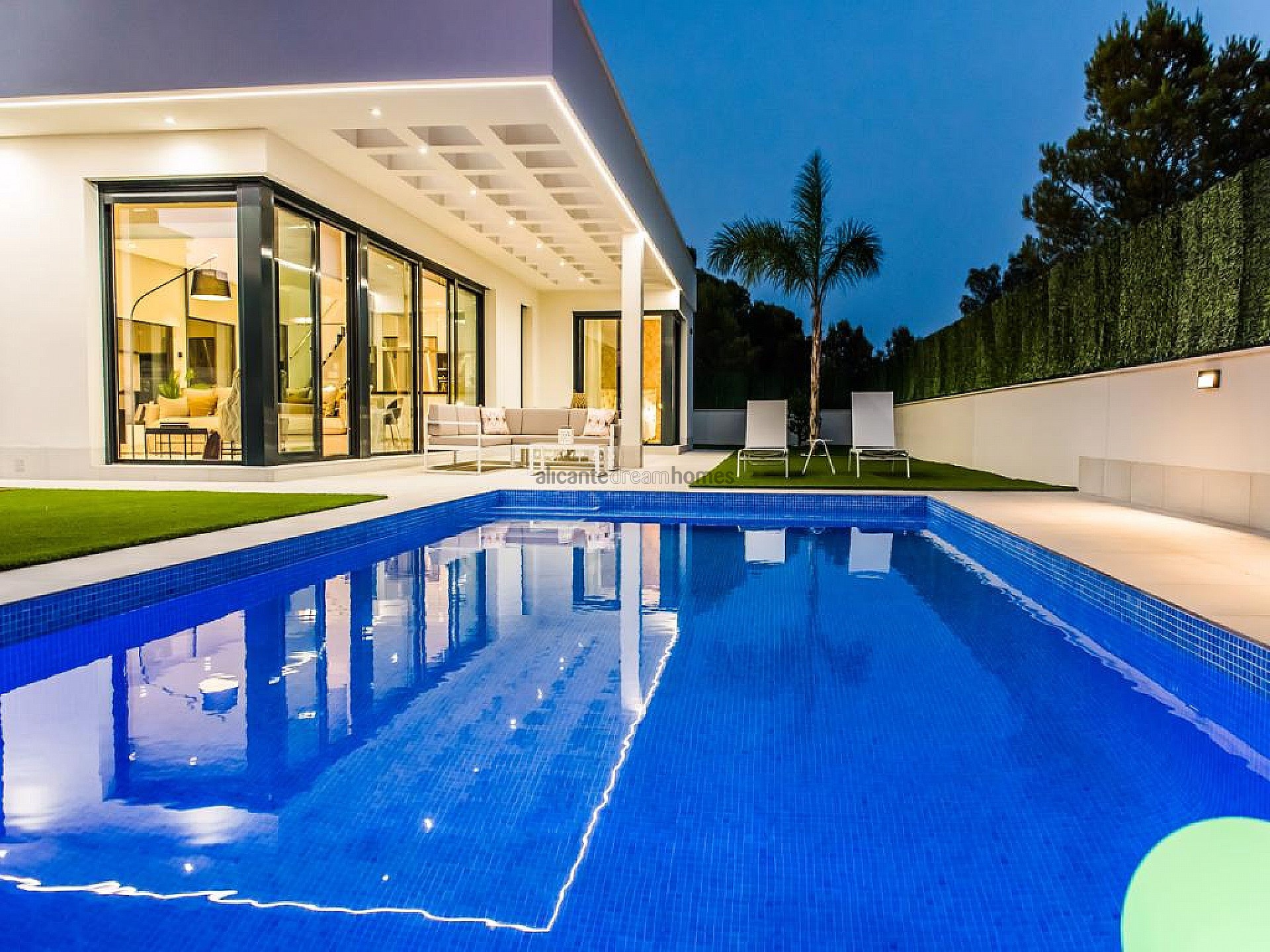 Resale - 3 Bedroom 3 Bathroom Villa in Benidorm -  - Alicante