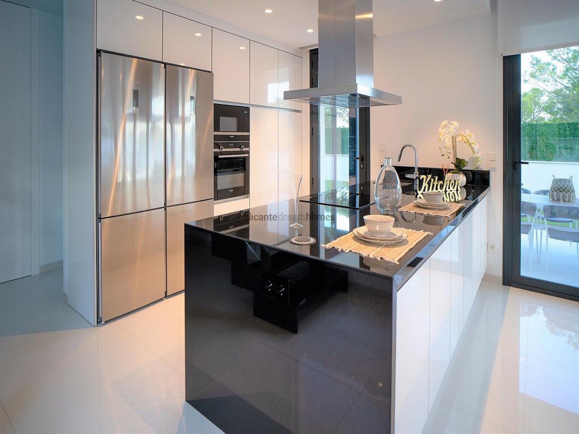 Resale - 3 Bedroom 3 Bathroom Villa in Benidorm -  - Alicante