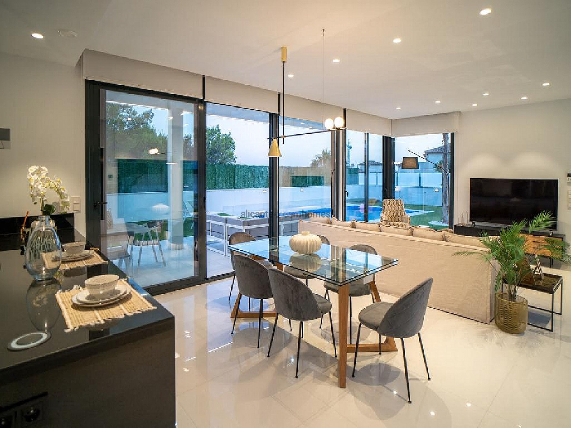 Resale - 3 Bedroom 3 Bathroom Villa in Benidorm -  - Alicante