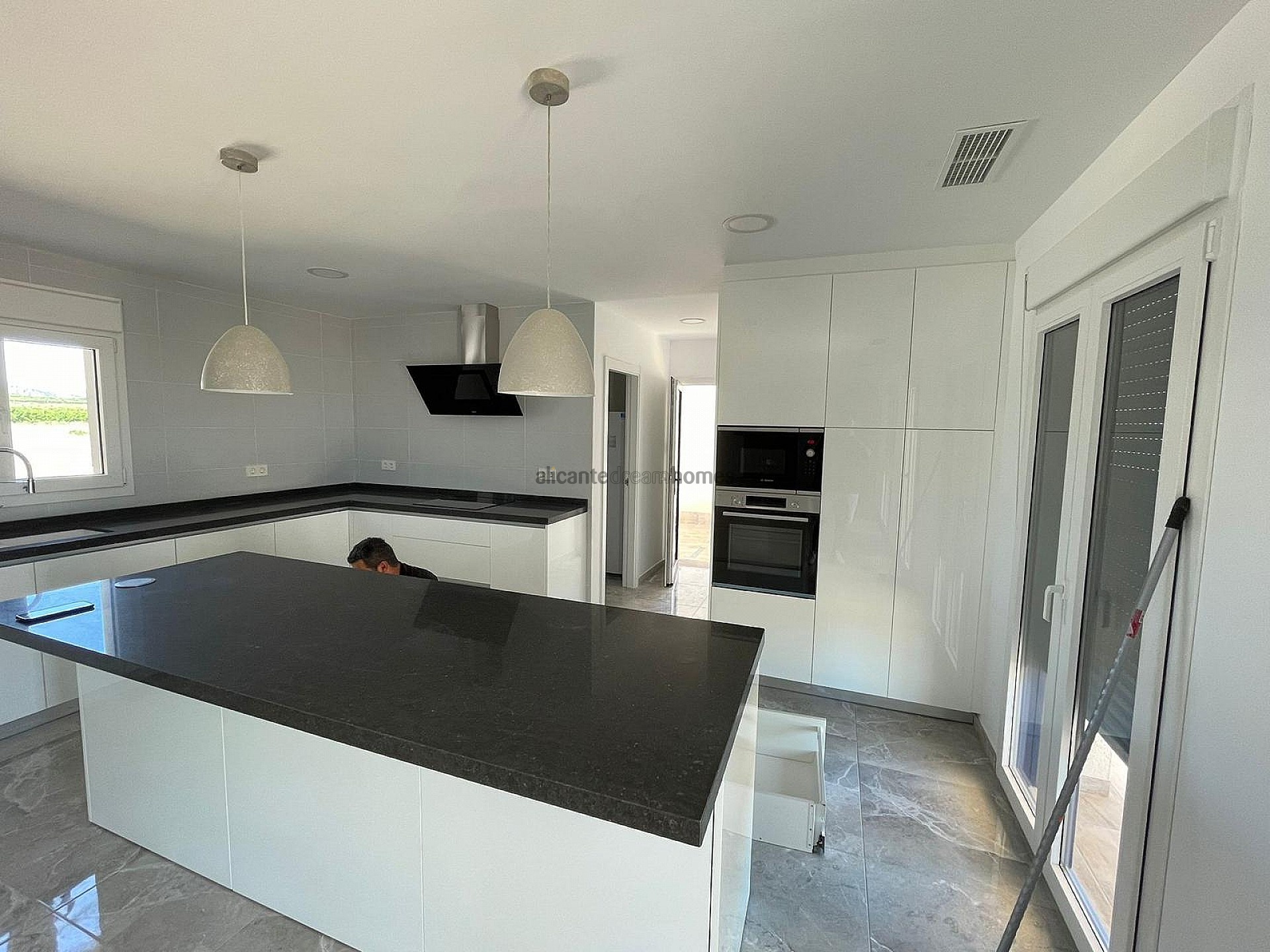 Resale - 4 Bedroom 3 Bathroom Villa in Pinoso -  - Alicante