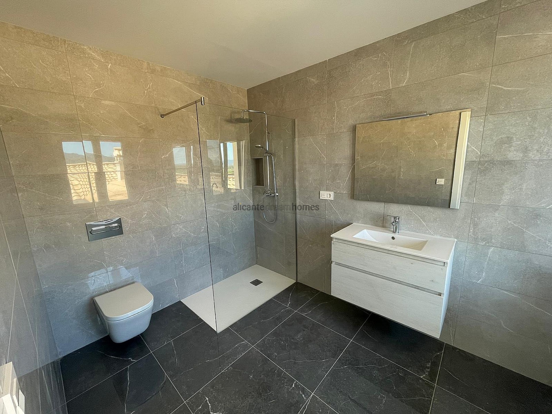 Resale - 4 Bedroom 3 Bathroom Villa in Pinoso -  - Alicante
