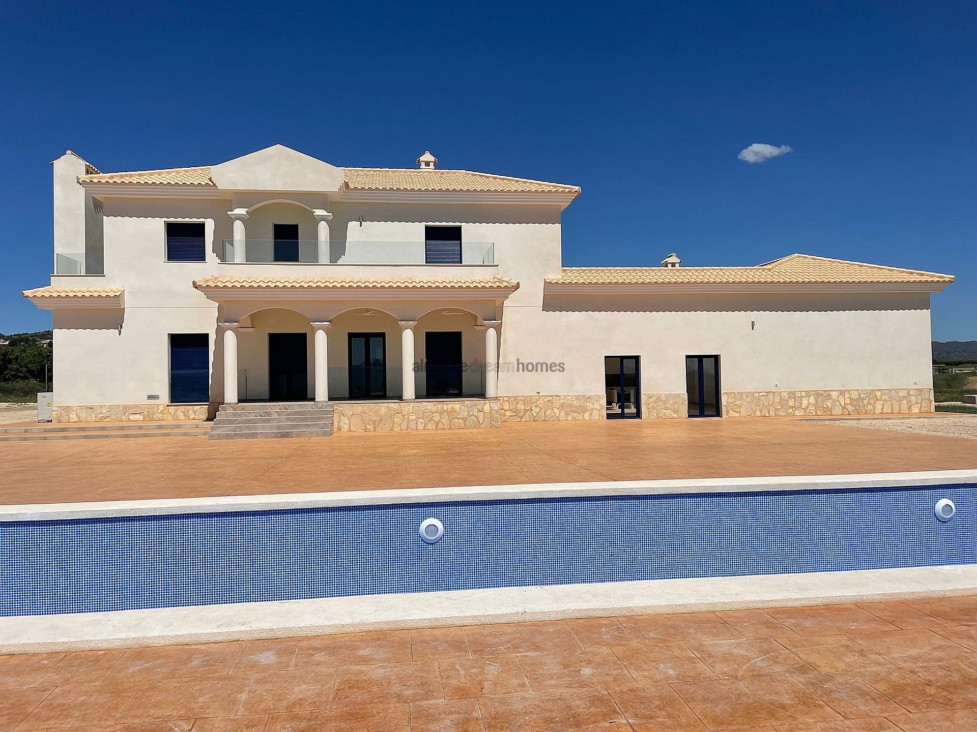 Resale - 4 Bedroom 3 Bathroom Villa in Pinoso -  - Alicante