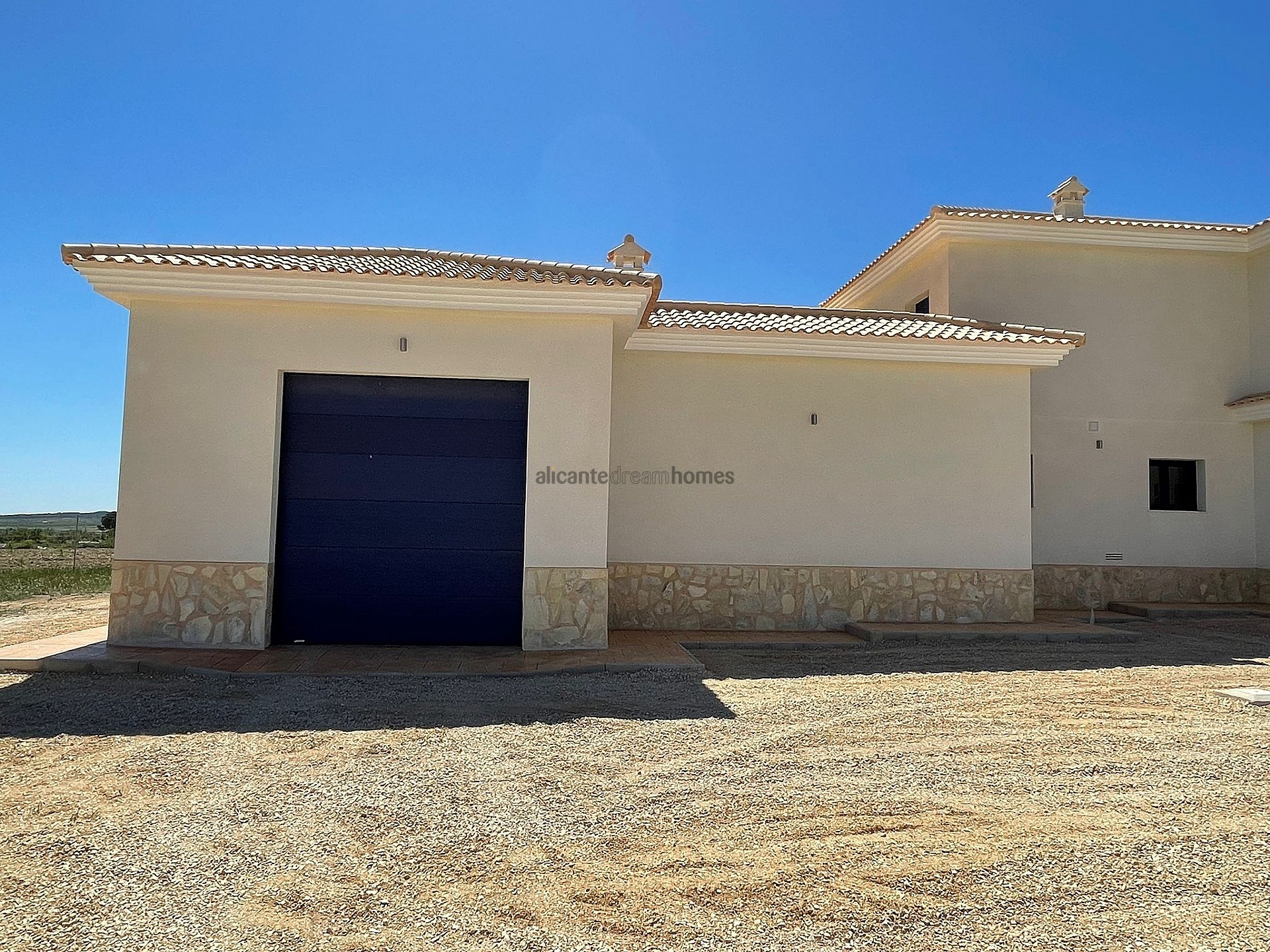 Resale - 4 Bedroom 3 Bathroom Villa in Pinoso -  - Alicante