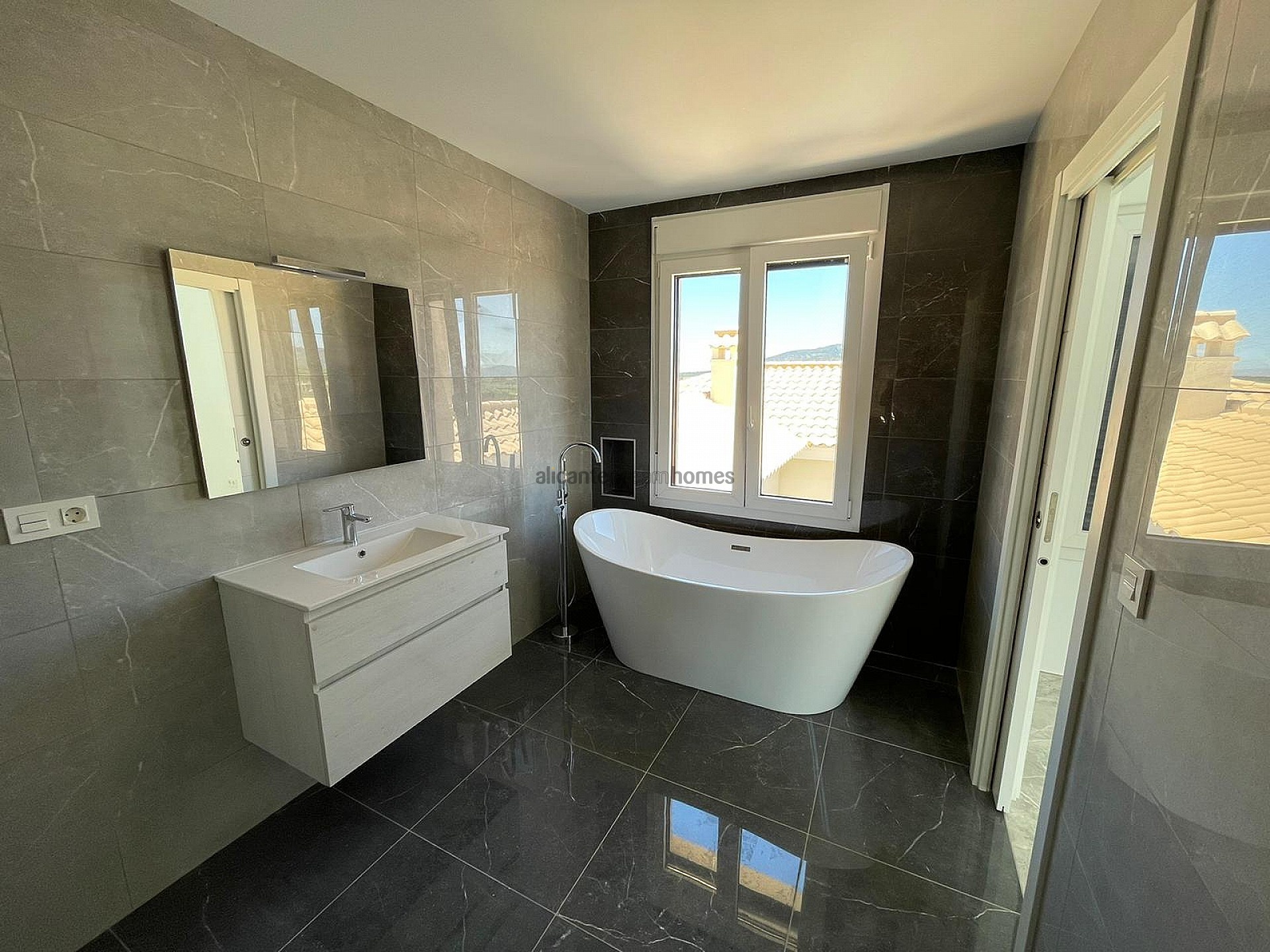 Resale - 4 Bedroom 3 Bathroom Villa in Pinoso -  - Alicante