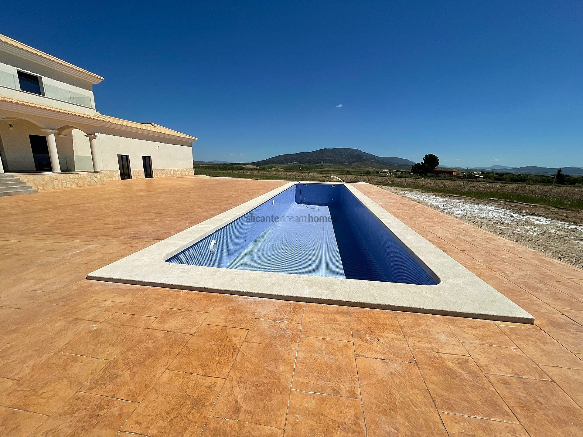 Resale - 4 Bedroom 3 Bathroom Villa in Pinoso -  - Alicante