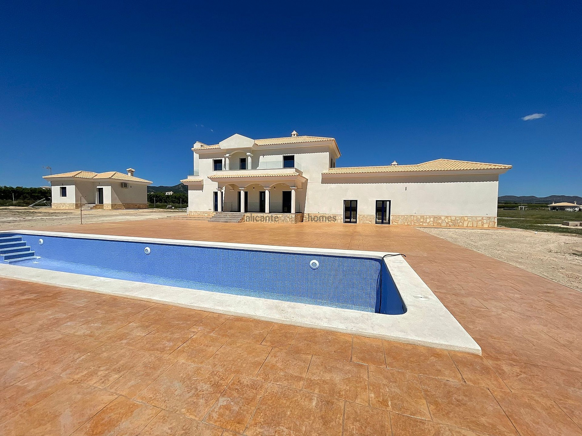 Resale - 4 Bedroom 3 Bathroom Villa in Pinoso -  - Alicante
