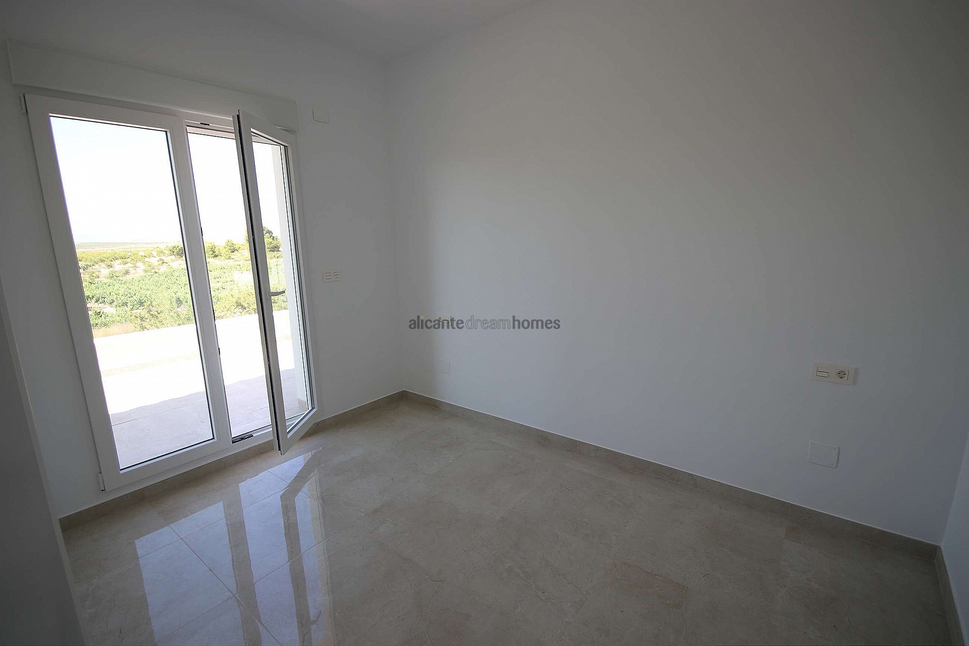 Resale - 4 Bedroom 3 Bathroom Villa in Pinoso -  - Alicante
