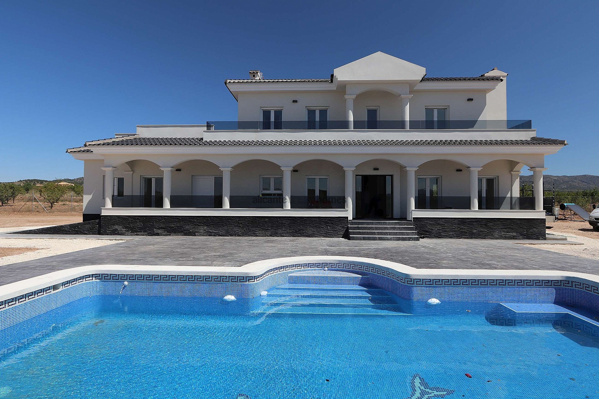 Resale - 4 Bedroom 3 Bathroom Villa in Pinoso -  - Alicante